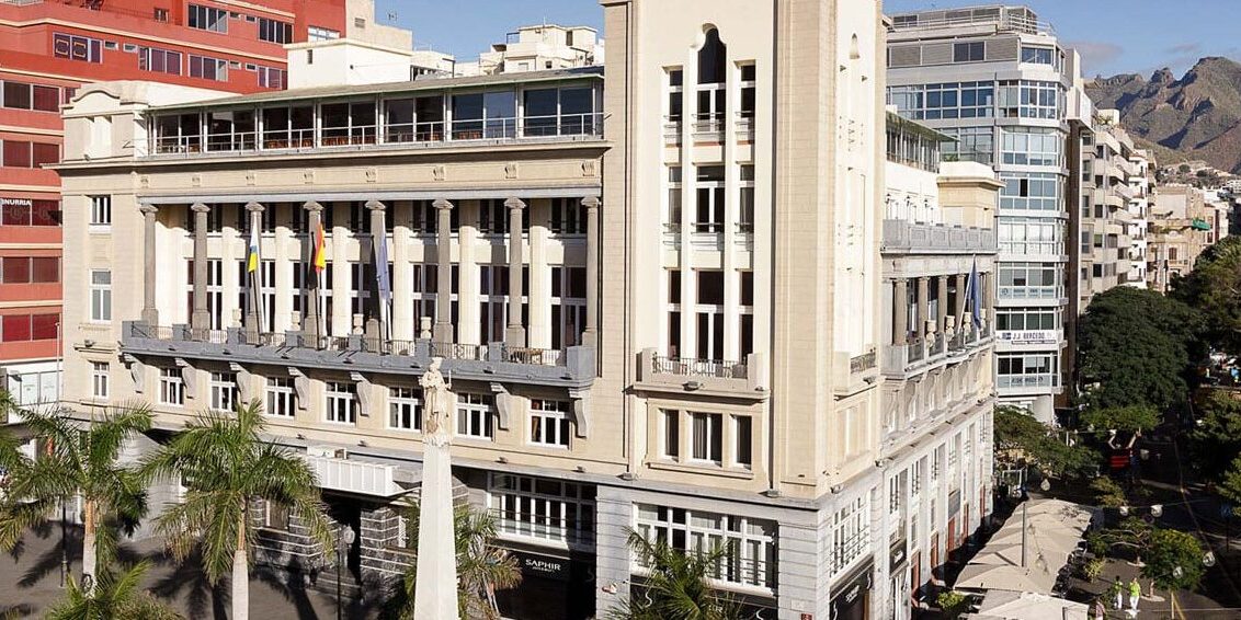 El Ayuntamiento de Santa Cruz exige al Real Casino cumplir con la normativa de ruidos y seguridad.