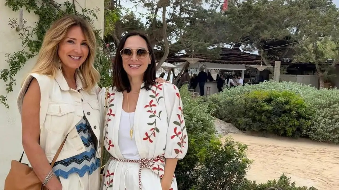 Tamara Falcó e Íñigo Onieva presumen de complicidad familiar con Carolina Molas en Ibiza