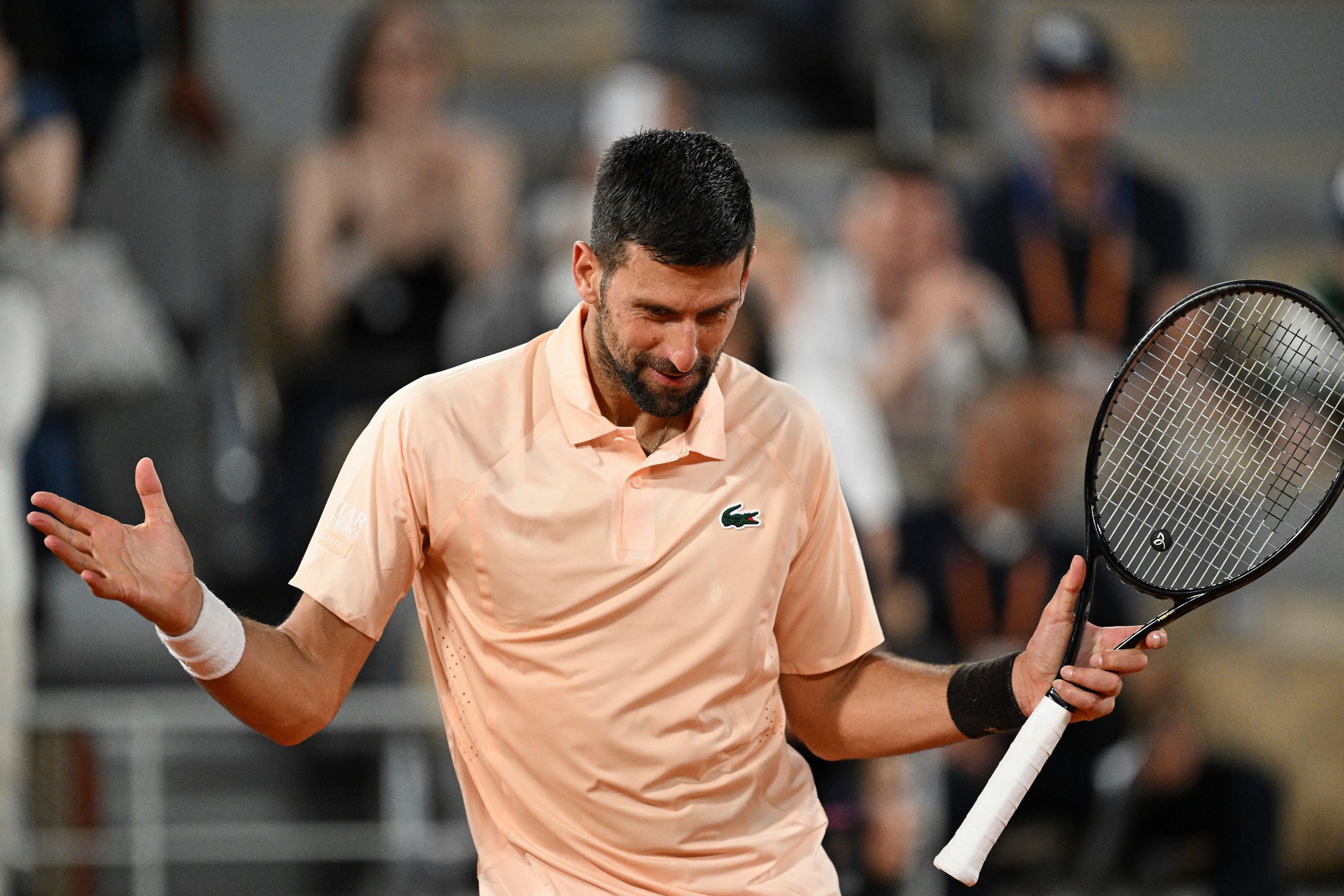 Djokovic sobrevive al susto de Perricard y hace historia en París