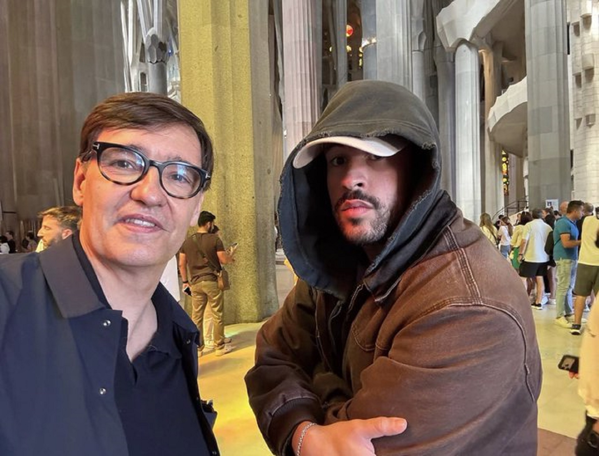 Salvador Illa se retrata con el 'indigente' Bad Bunny en la Sagrada Familia