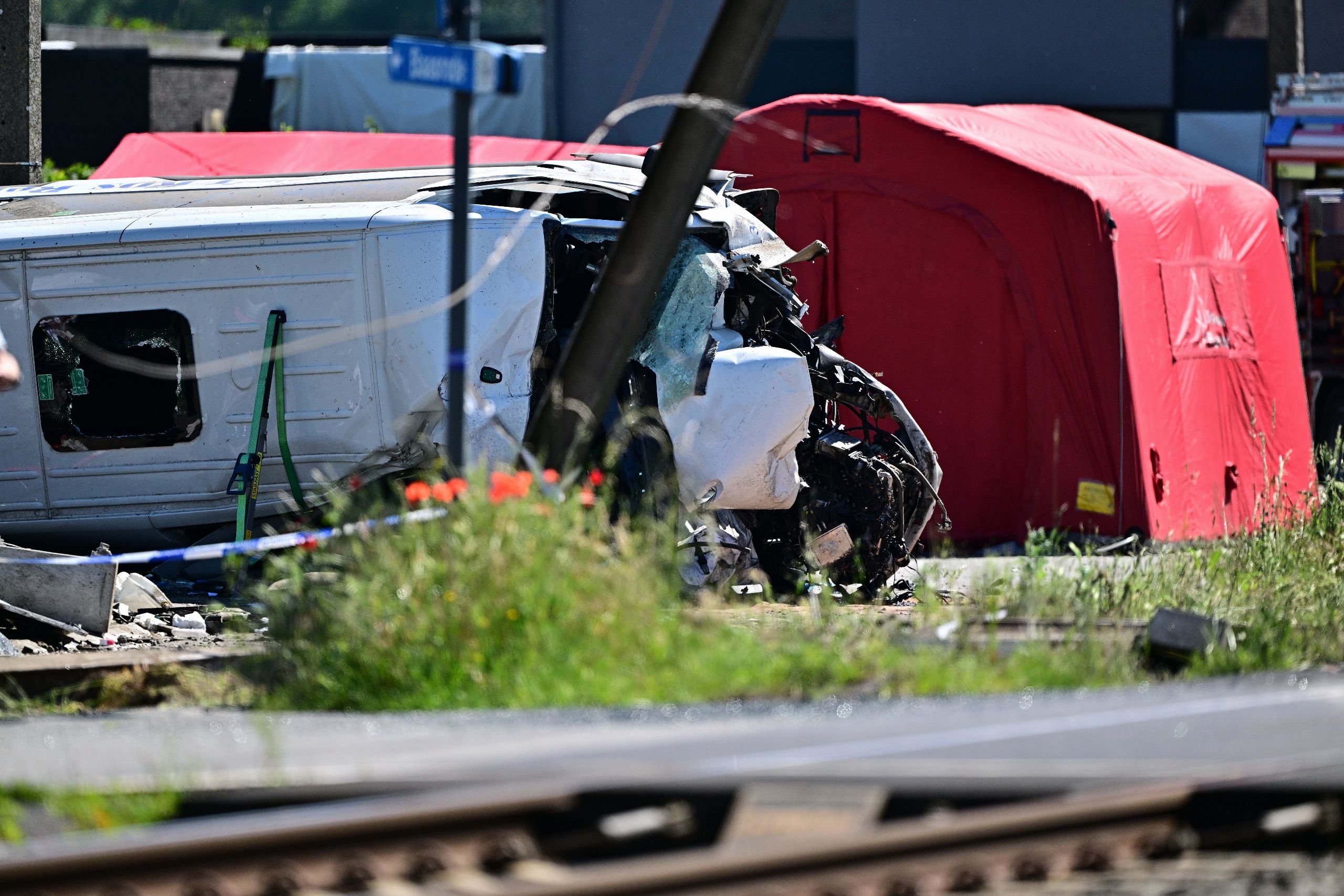 Un tren arrolla un minibús escolar y deja varios muertos en Bélgica