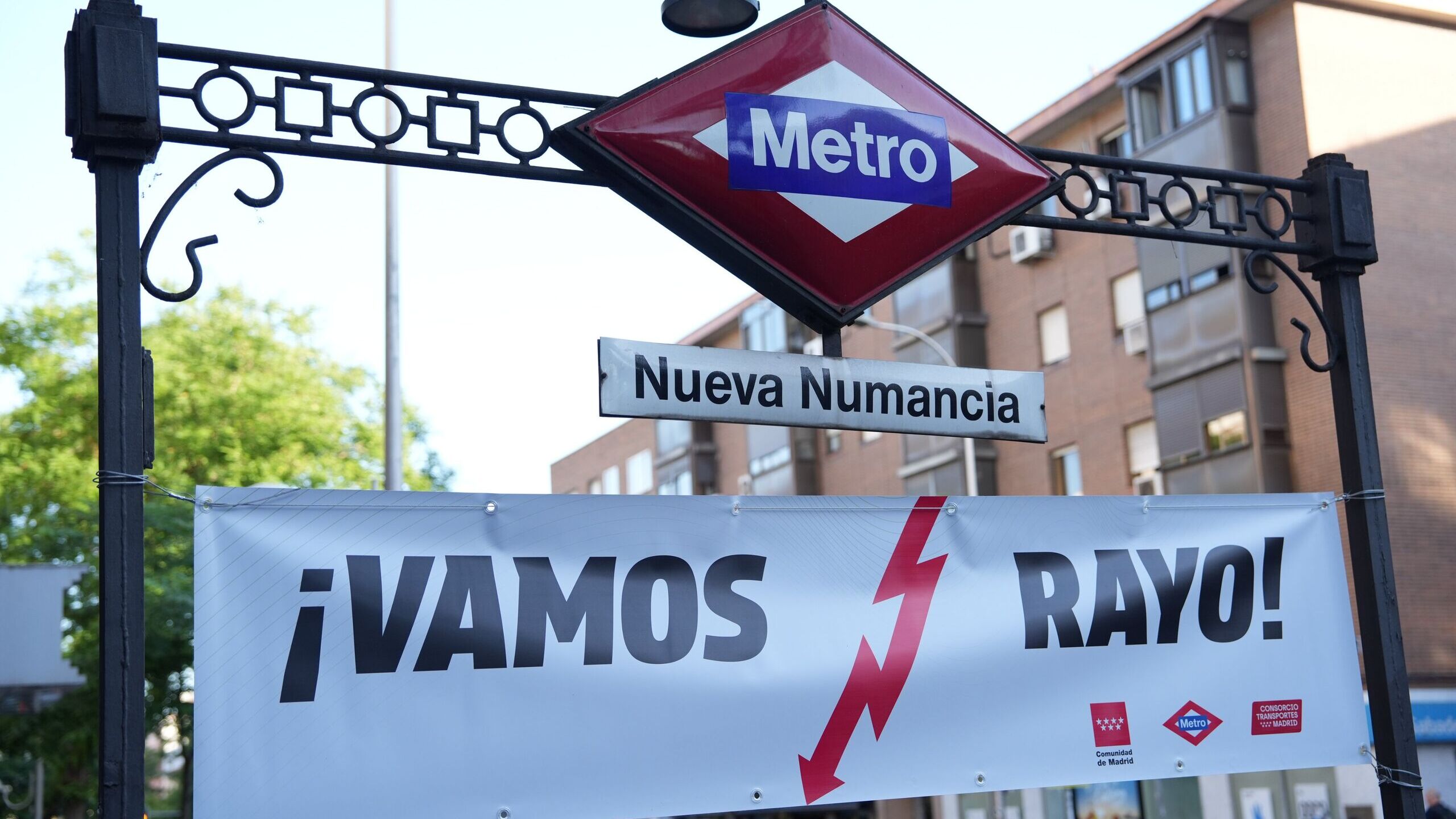 Madrid se vuelca con el Rayo: Metro decorado y pantallas gigantes para su primera final