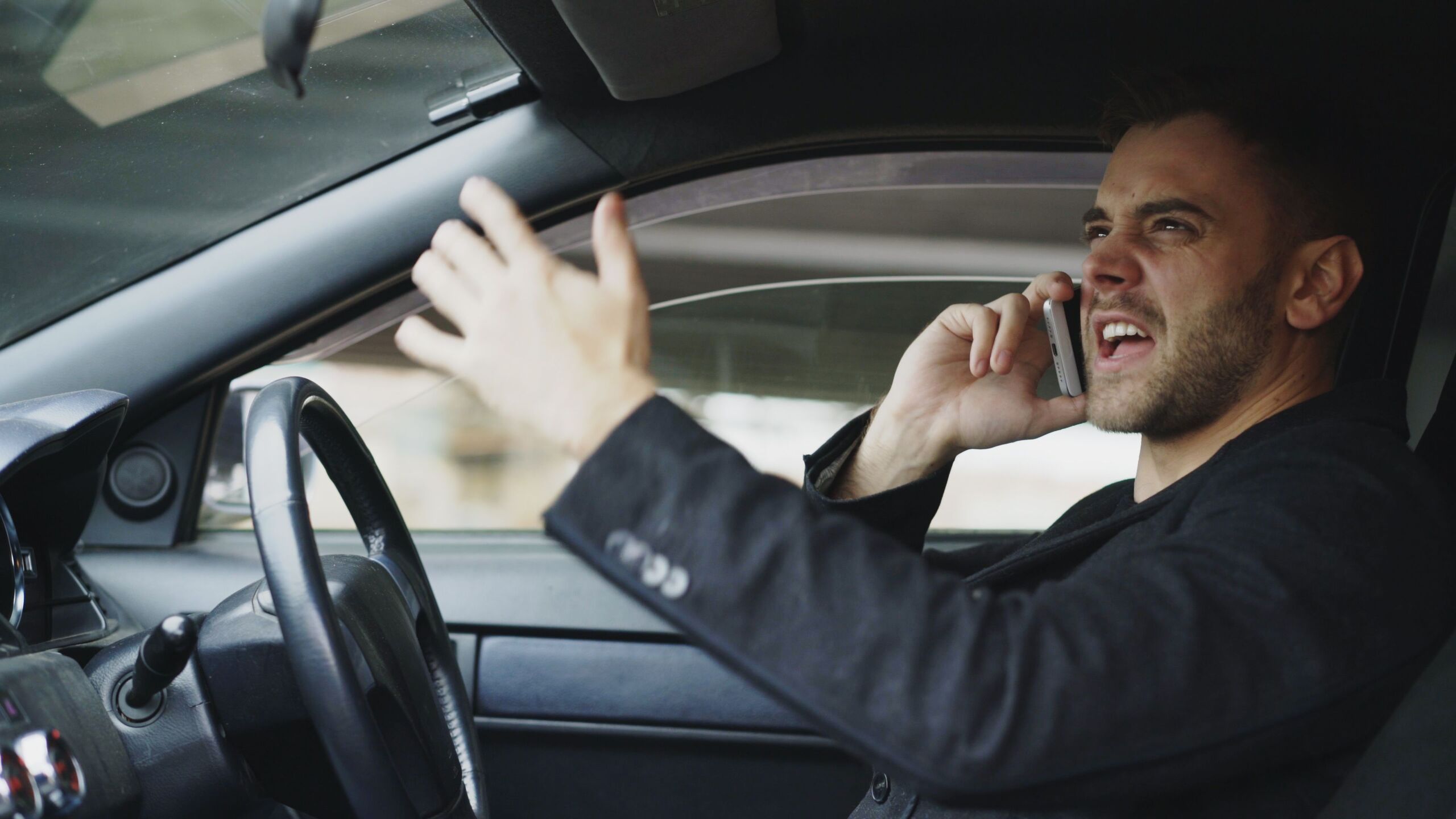 Insultos, drogas y móvil: radiografía del desastre de los conductores españoles en carretera