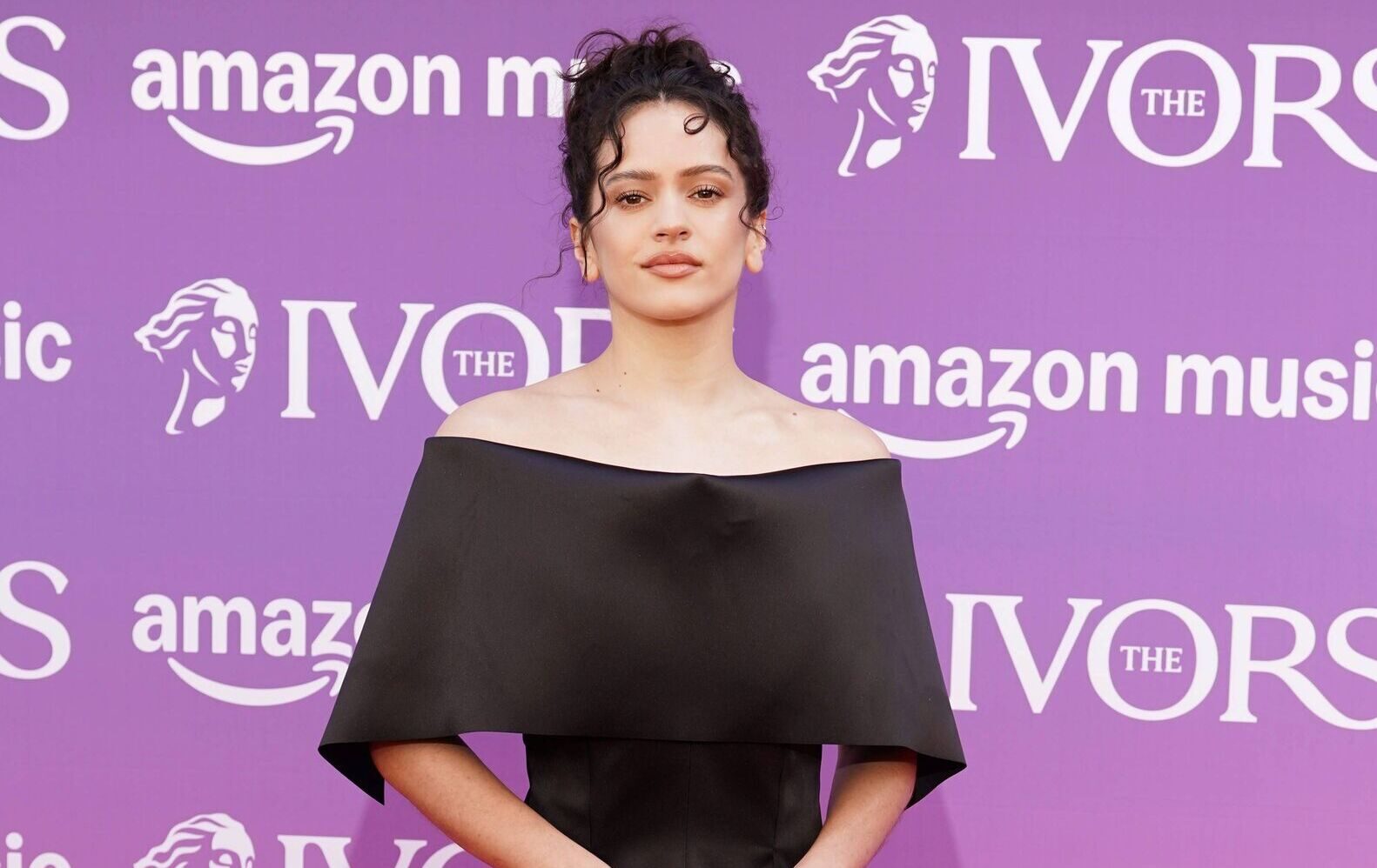La biografía amorosa de Rosalía: diva bisexual, cuernos a Rauw y su