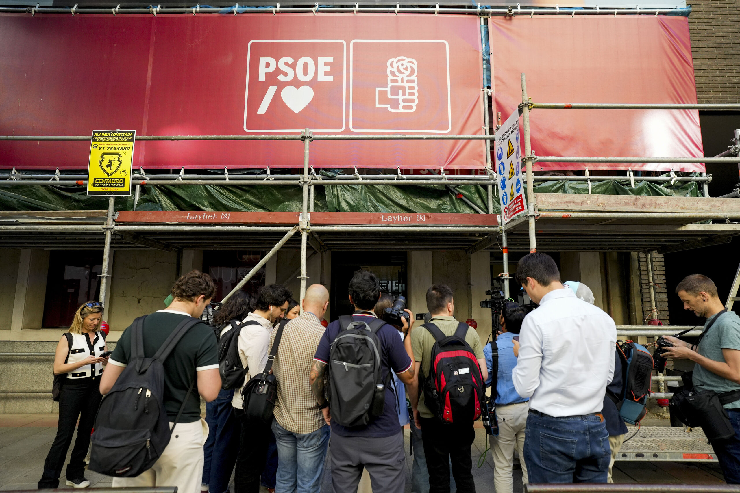 La UCO entra en Ferraz para desmantelar una trama dirigida a boicotear los casos judiciales contra el Gobierno y el PSOE