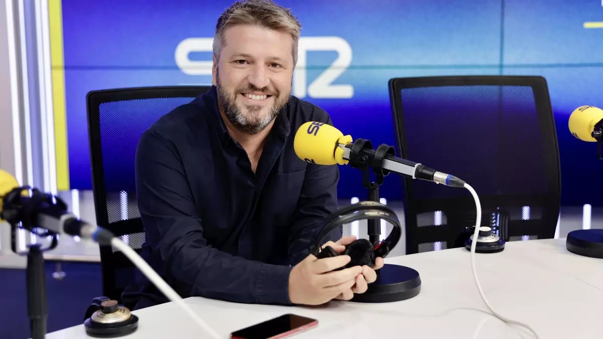 Aimar Bretos sustituirá a Àngels Barceló y asumirá la dirección de 'Hoy por Hoy' en la SER