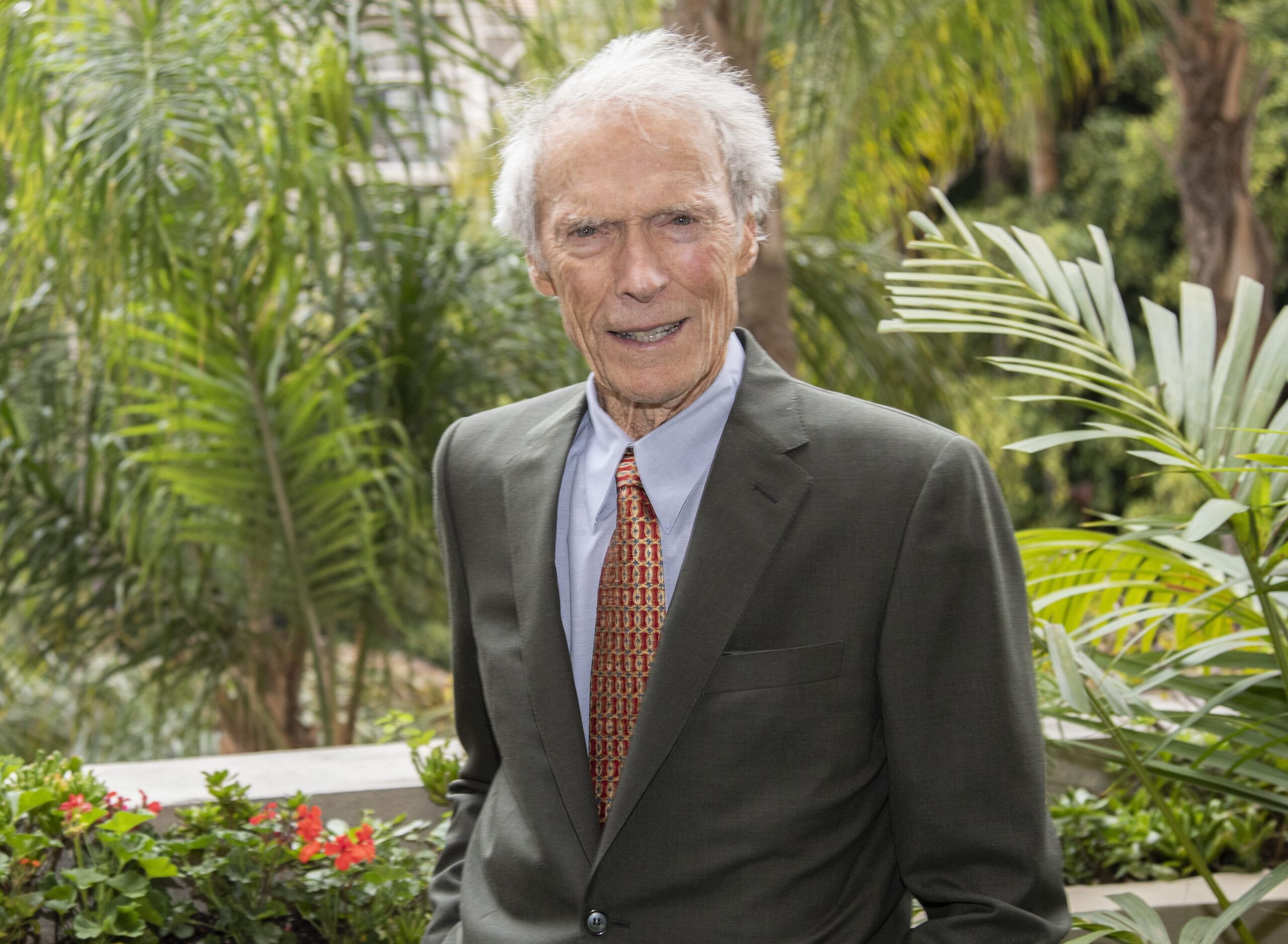 La desordenada vida amorosa de Clint Eastwood que cumple 96 años sin querer jubilarse