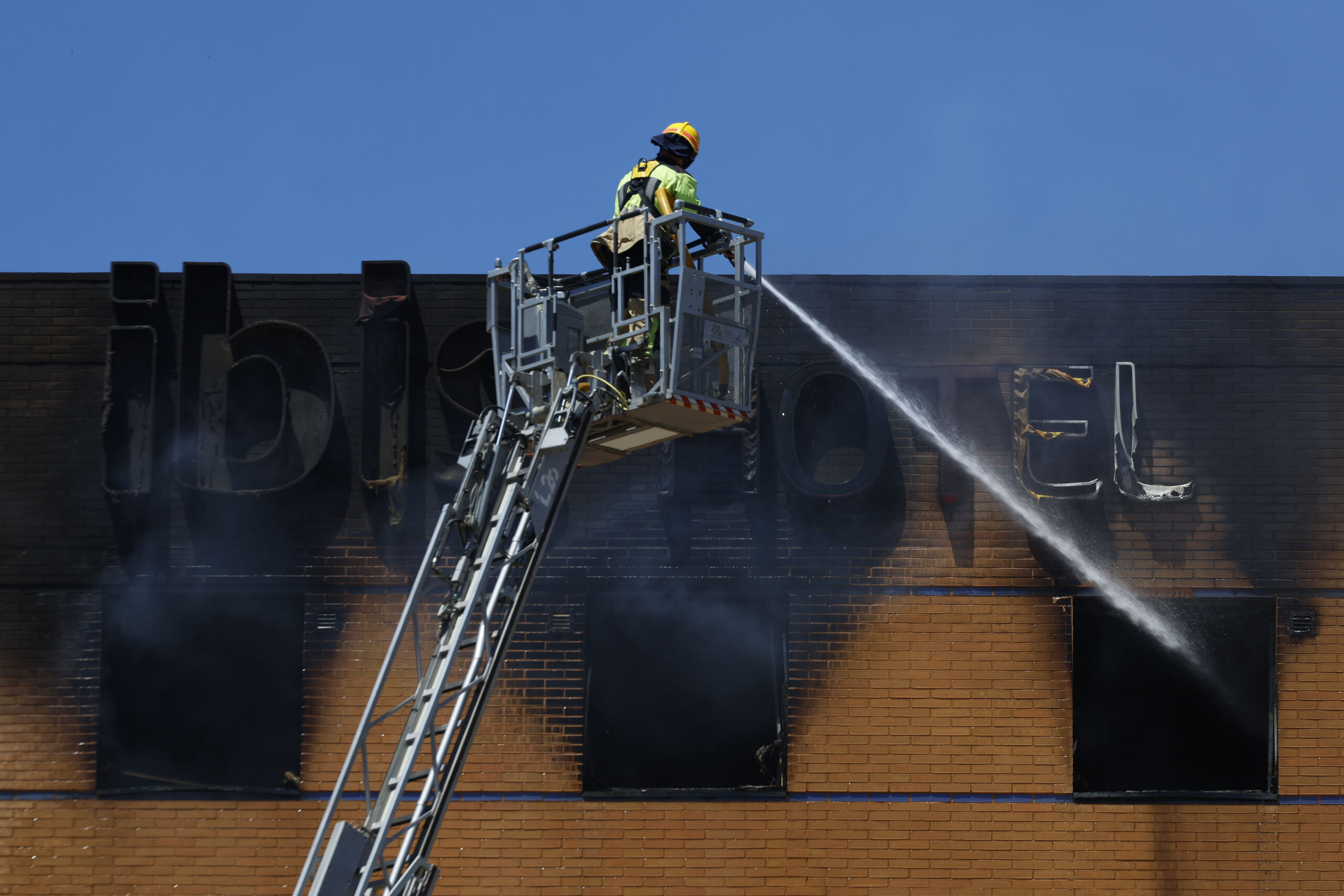 Los bomberos continúan trabajando en el céntrico hotel incendiado el lunes en Málaga