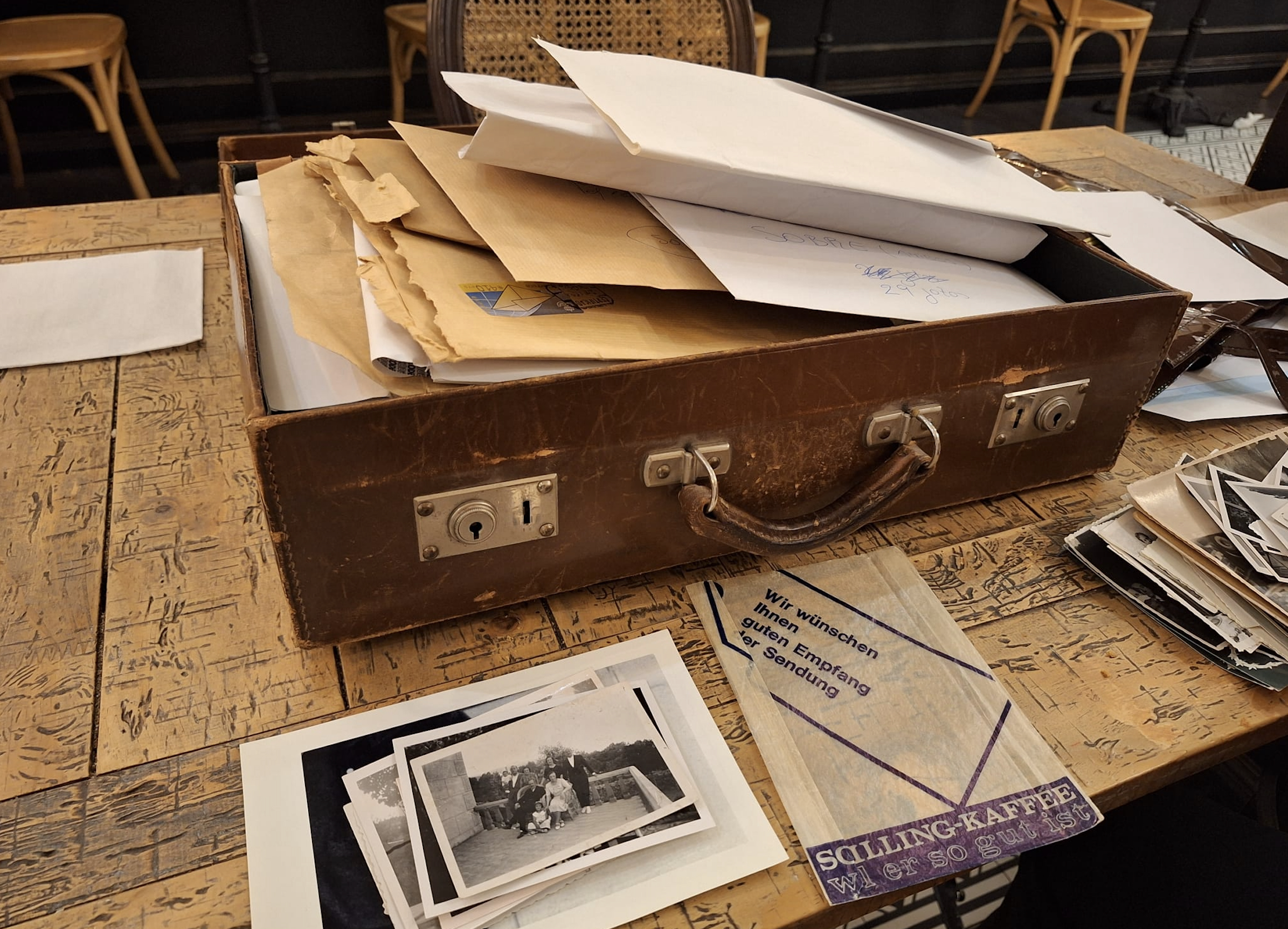 Descubren en Madrid una maleta con 500 imágenes inéditas del poeta Vicente Aleixandre
