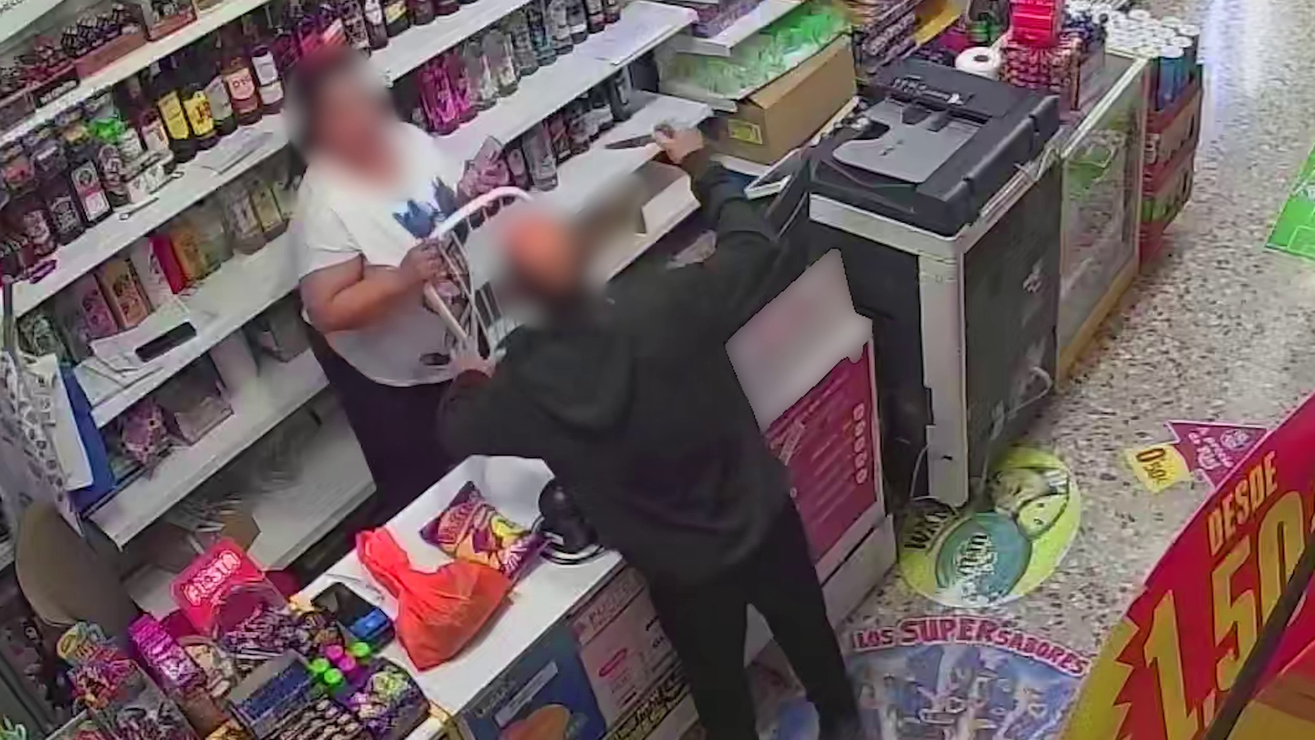 Una empleada se enfrenta con una silla a un atracador armado con un cuchillo en un establecimiento en Alicante