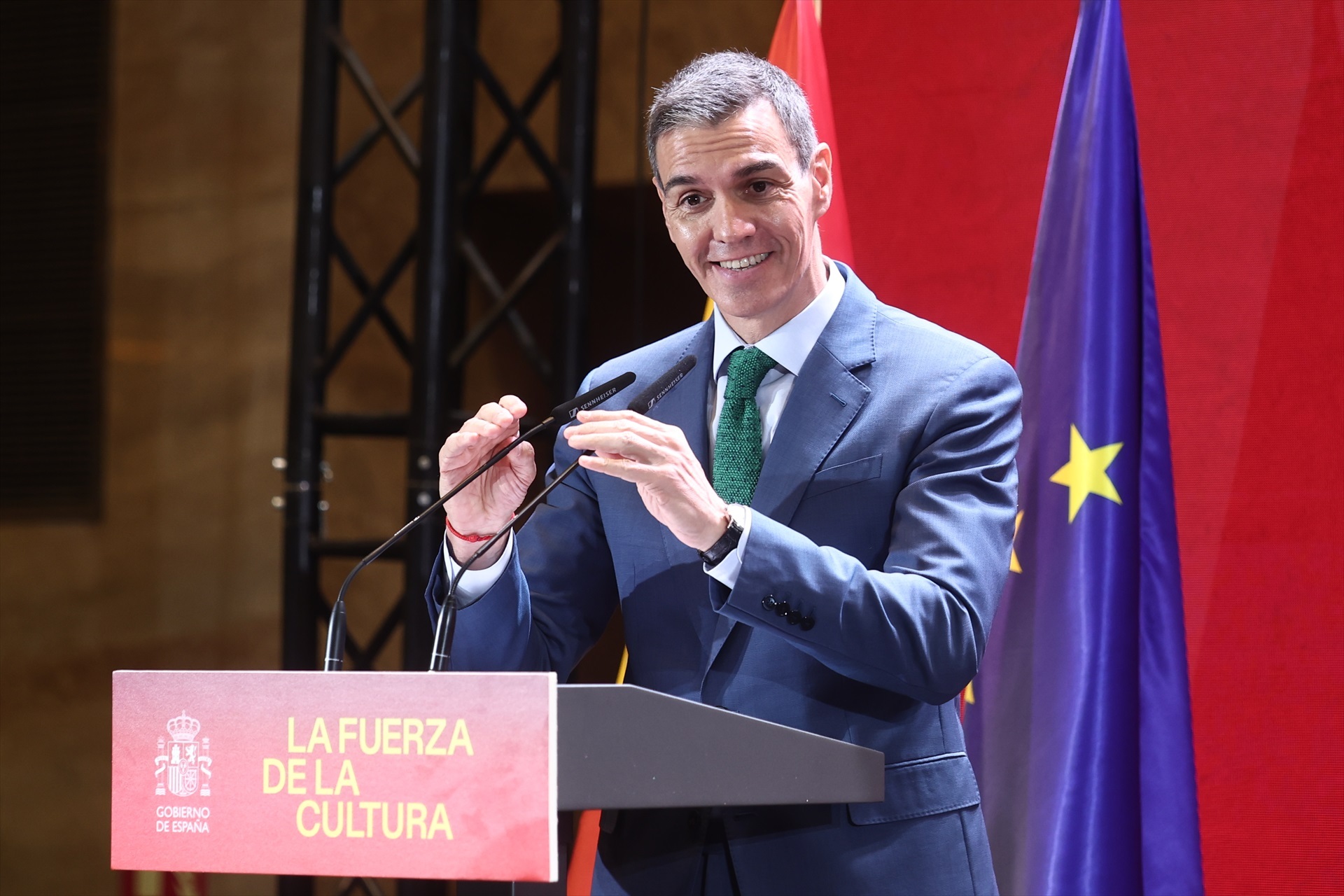 La terrible realidad que oculta Sánchez cuando presume de la subida de los salarios