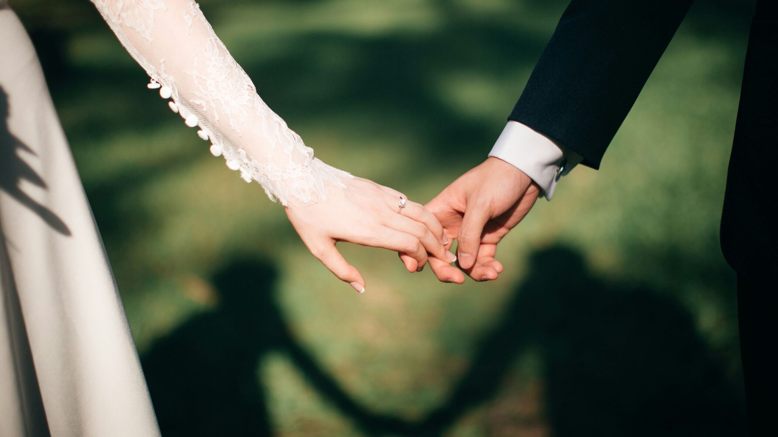 La RAE aclara el error más típico de las bodas: ¿se dice '¡viva los novios!' o '¡vivan los novios!'?