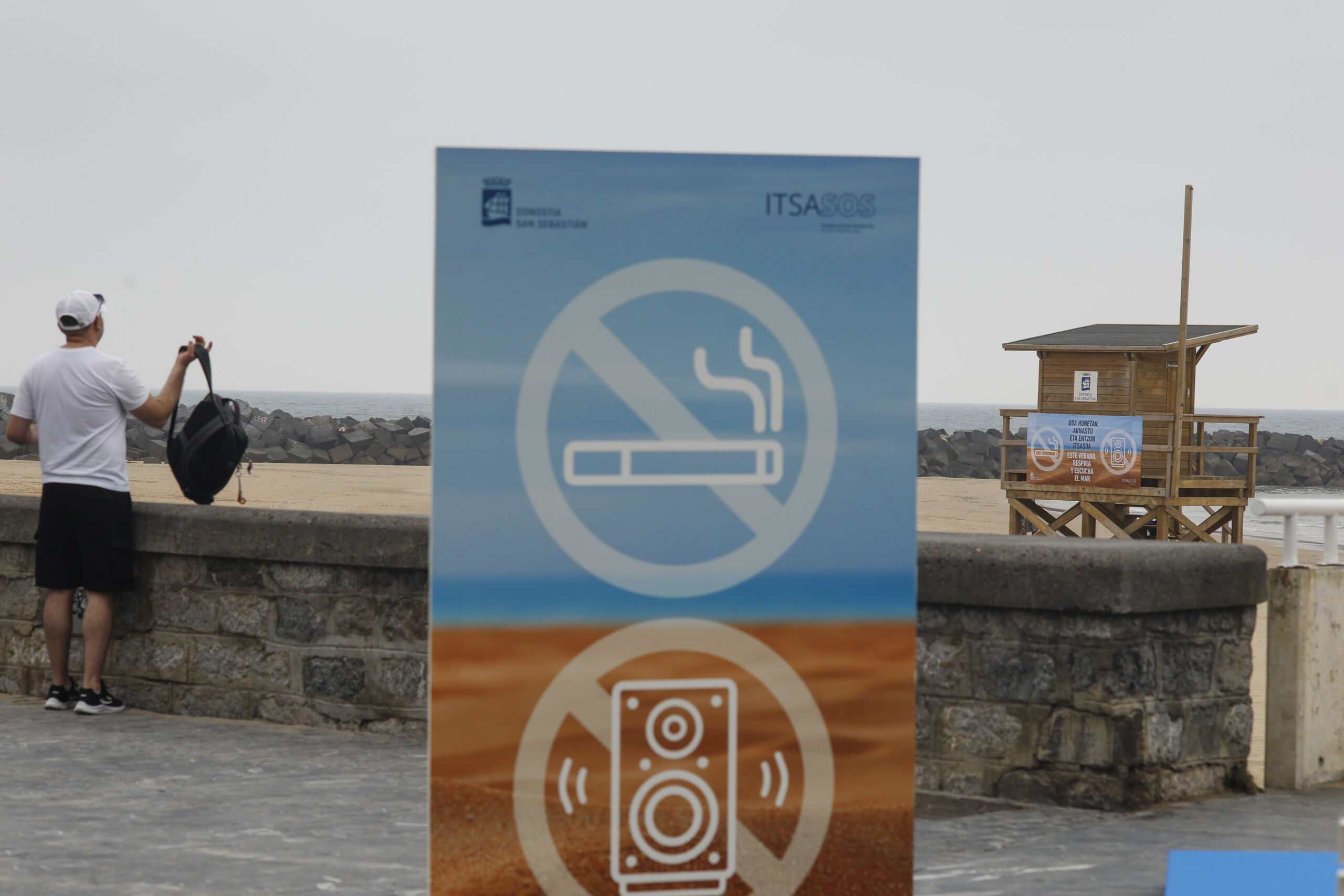 San Sebastián multará con hasta 750 euros por fumar o usar altavoces en sus playas