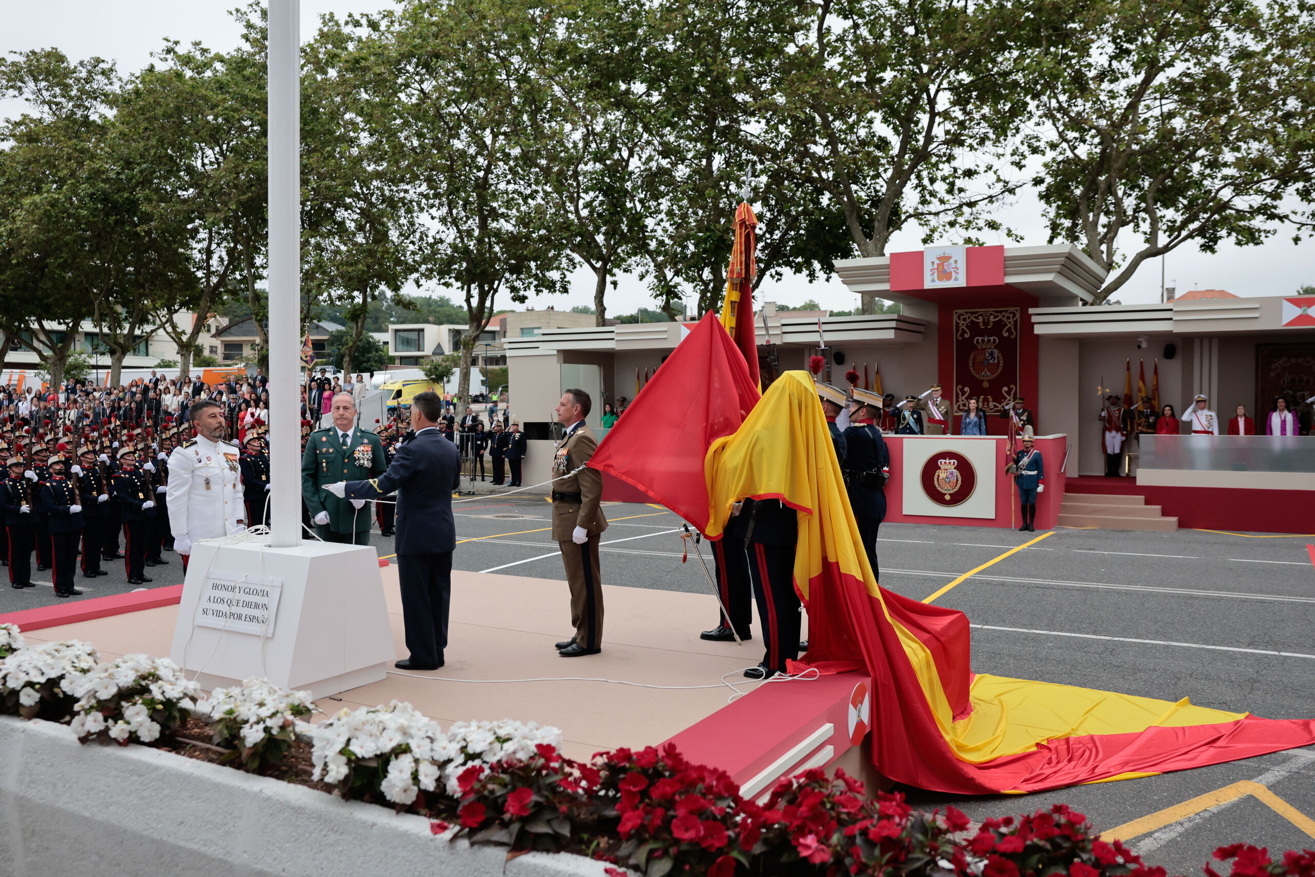 Un DIFAS accidentado: se rompe una pieza del mástil e impide ondear la bandera de España