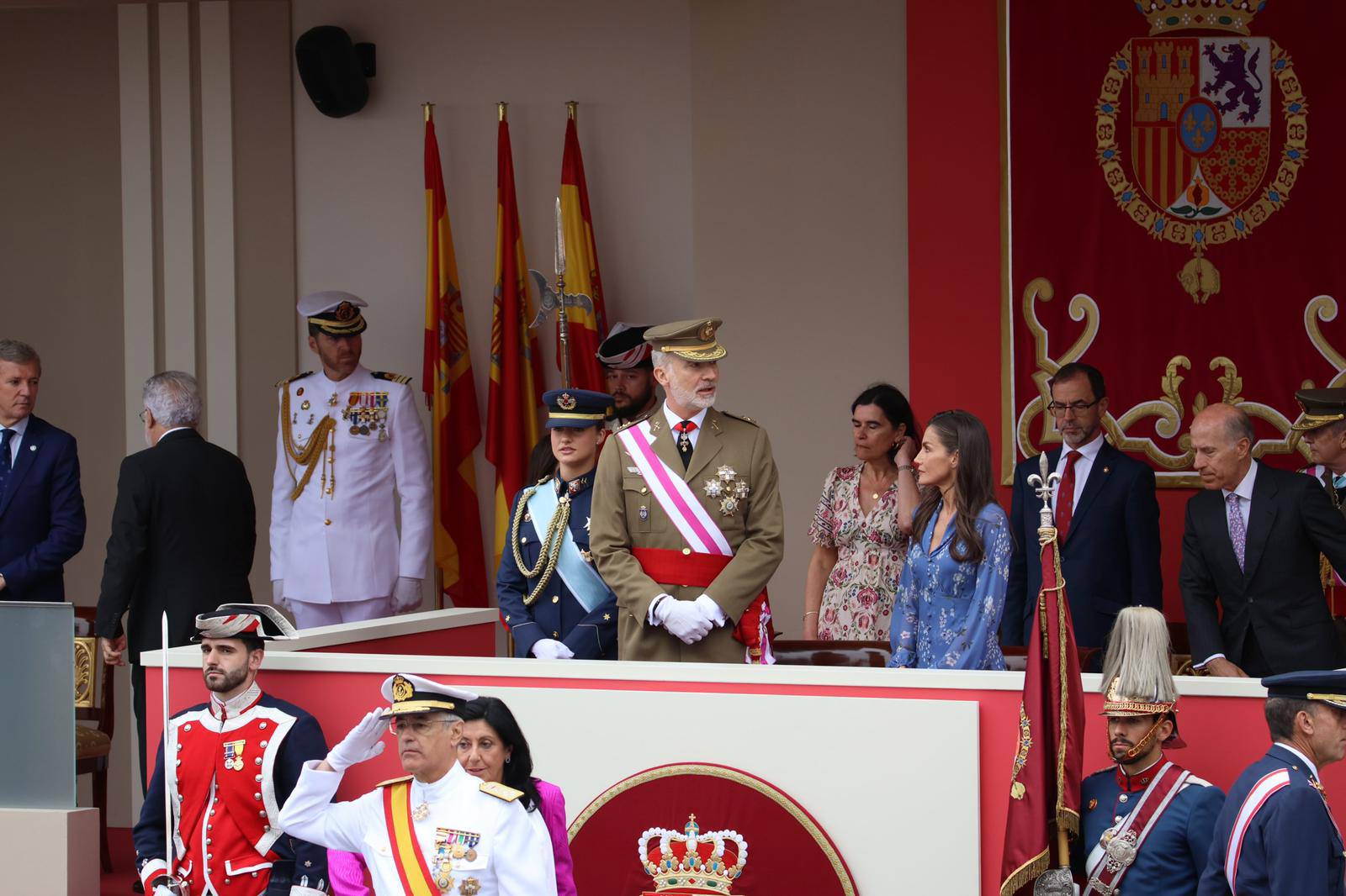 Vigo se vuelca con los Reyes y la Princesa de Asturias en una parada militar sin desfile aéreo por las nubes bajas