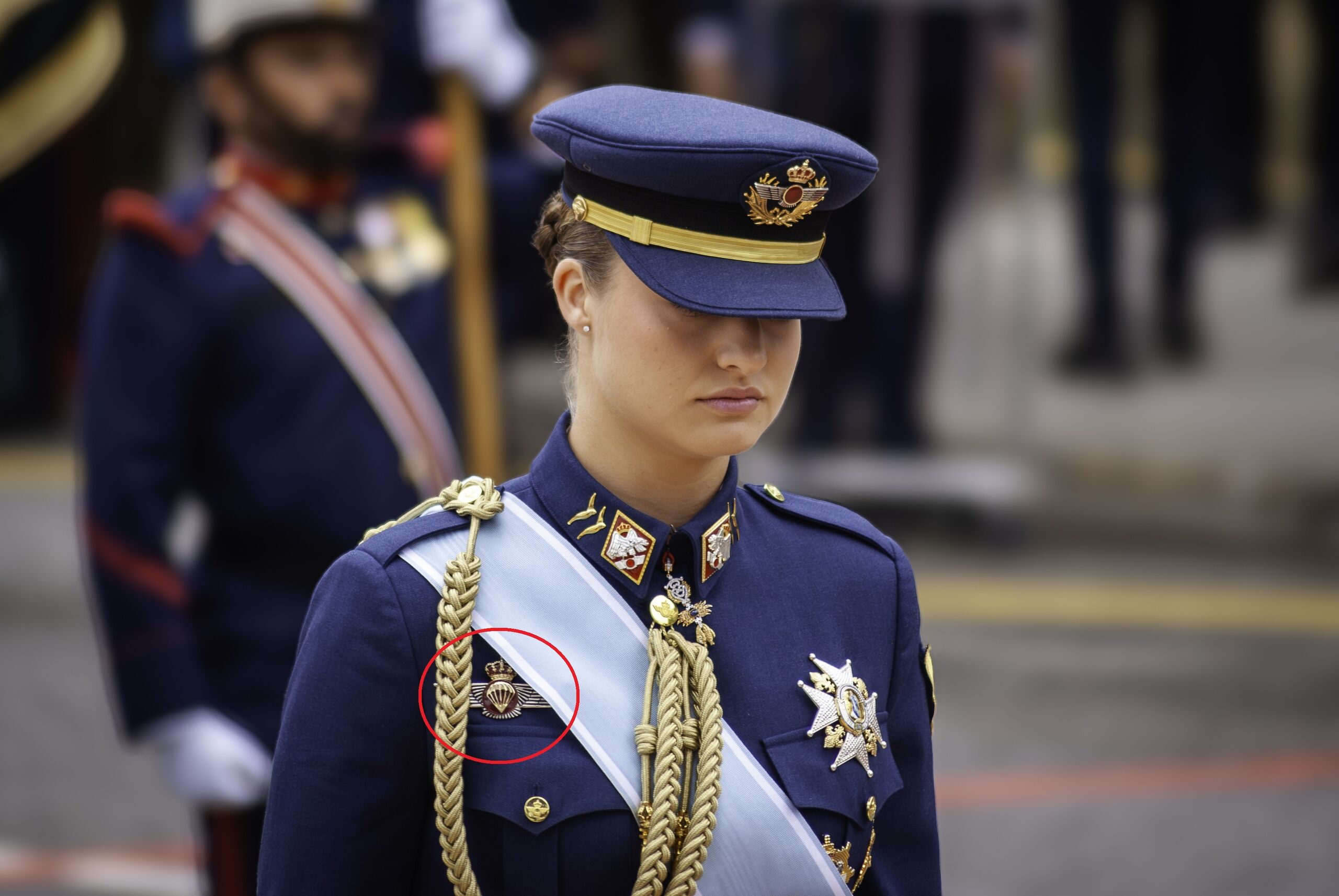 La Princesa Leonor debuta en su primer Día de las Fuerzas Armadas con un rokiski paracaidista en su uniforme de gala