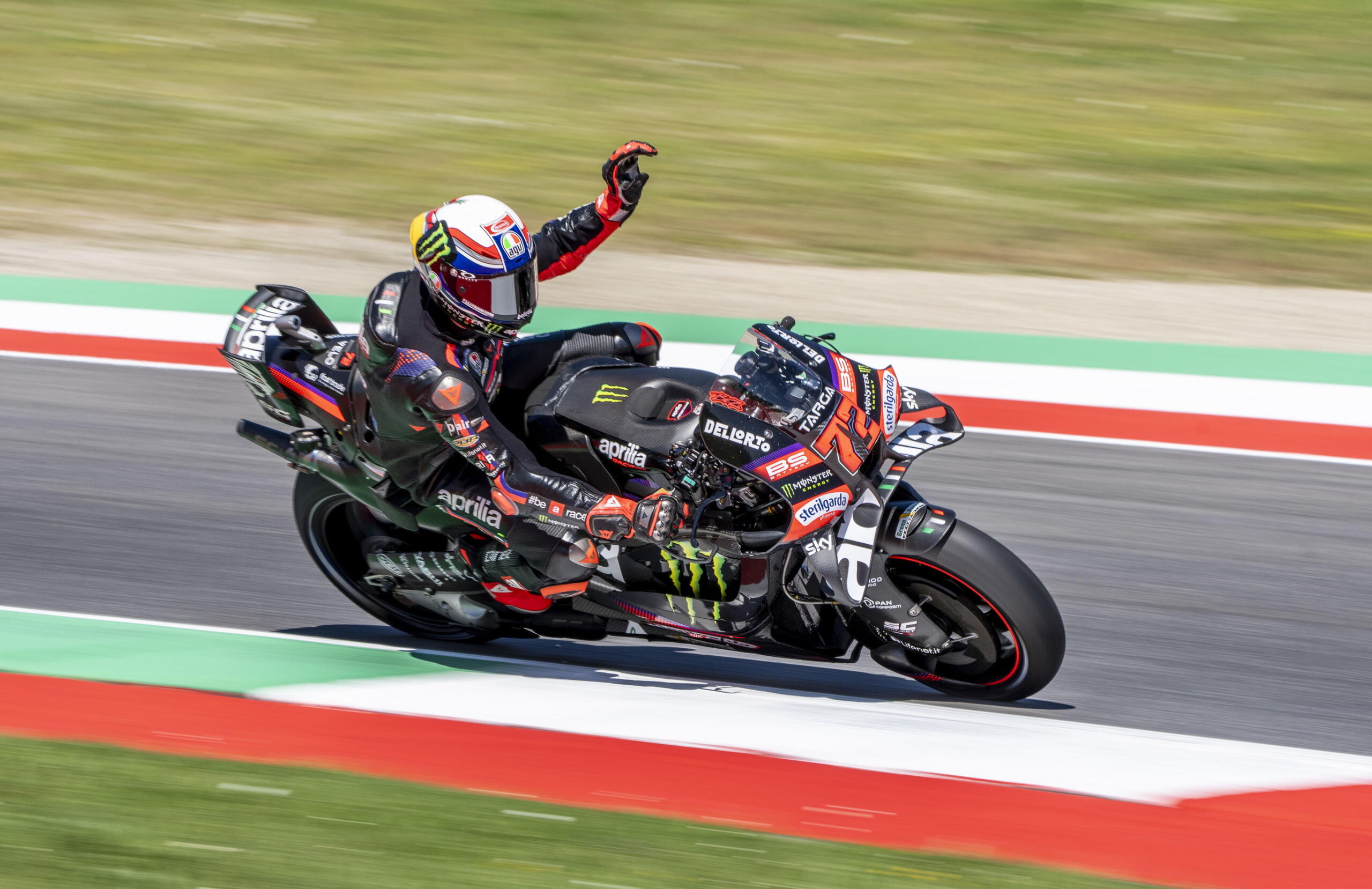 Bezzecchi gana en casa a Martín, con una Aprilia sin rival