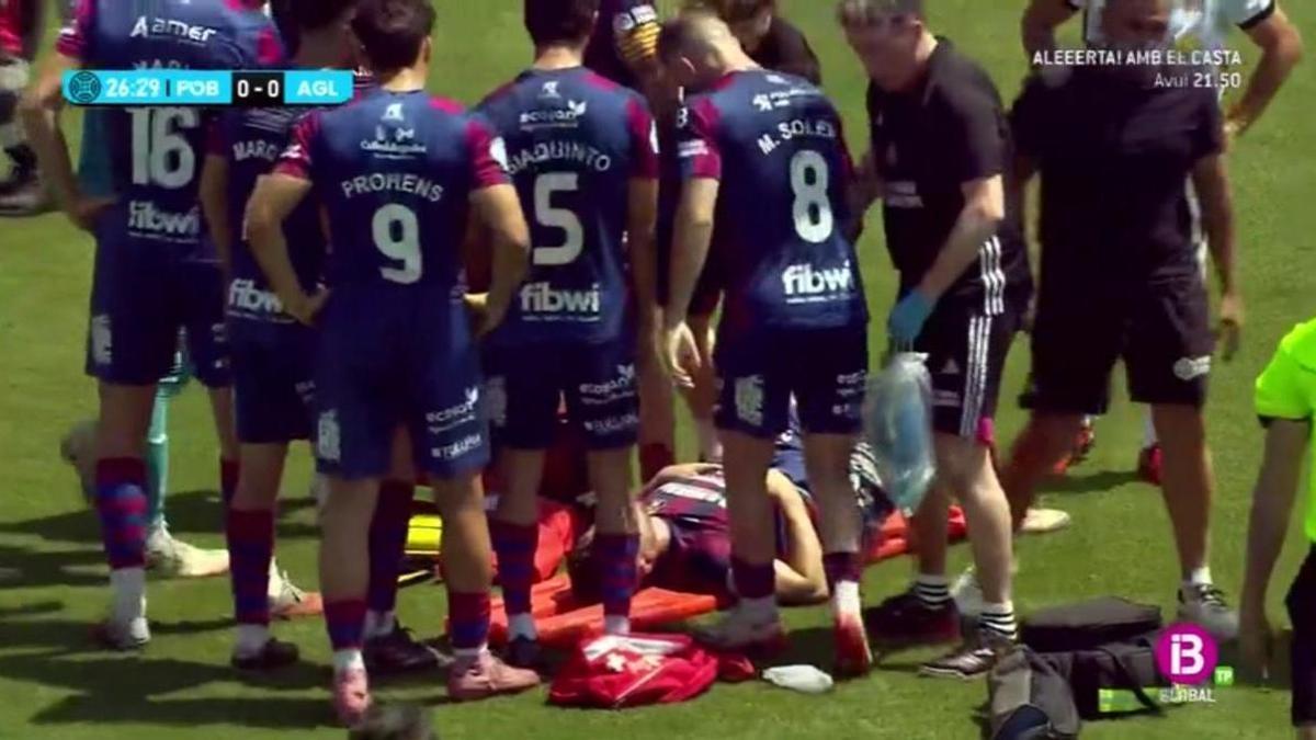 La escalofriante entrada en pleno ascenso a Primera RFEF: el jugador del Poblense se fue en ambulancia
