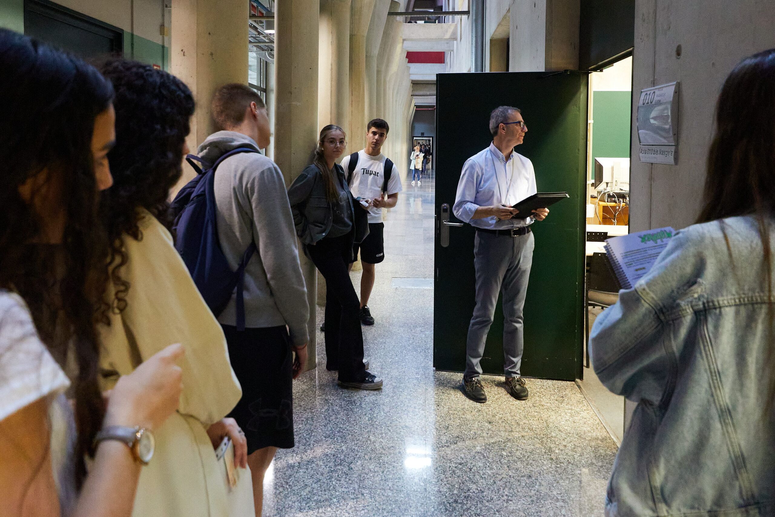 Detectores de radiofrecuencia y exámenes marcados: así evitará Madrid las trampas en la selectividad