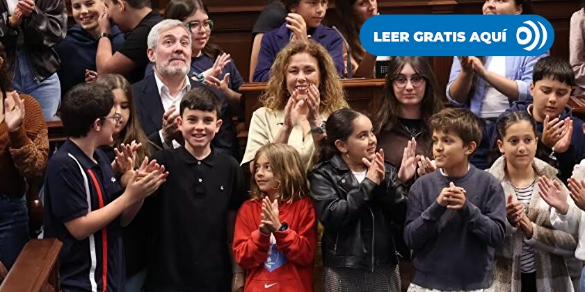 Estudiantes canarios firman una declaración por la sostenibilidad en el Parlamento autonómico