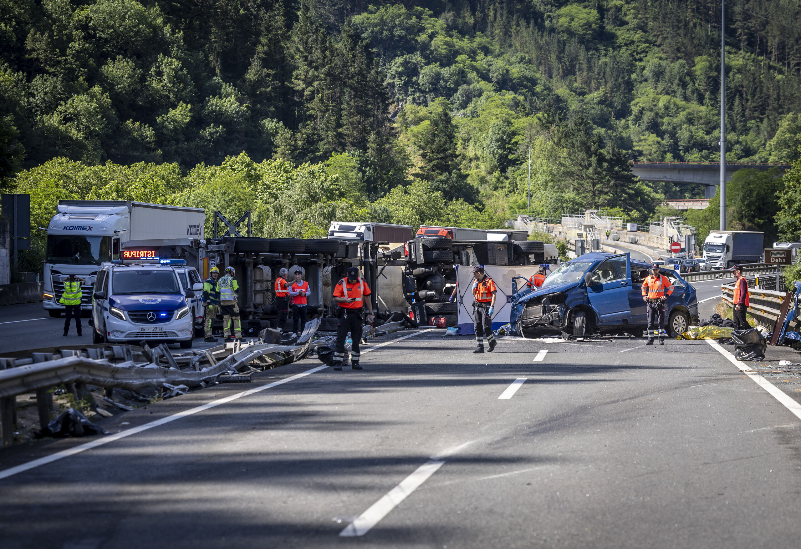 Brutal accidente en Guipúzcoa: mueren cinco policías forales al chocar su furgoneta con un camión