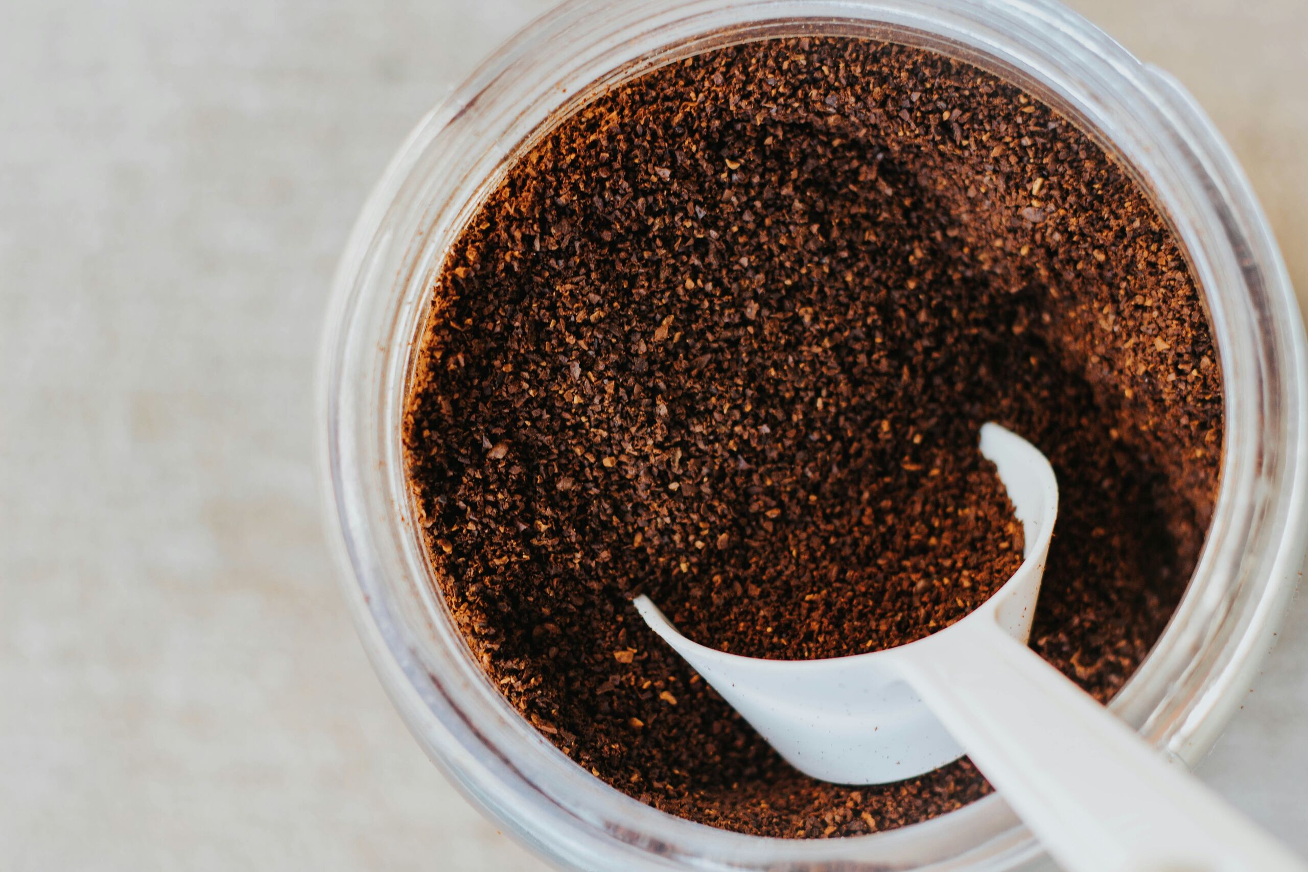 El truco del café molido para acabar con los malos olores en la nevera