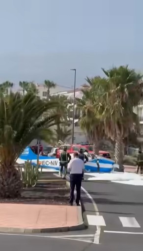 Una avioneta aterriza de emergencia en plena calle de Amarilla Golf, en el sur de Tenerife