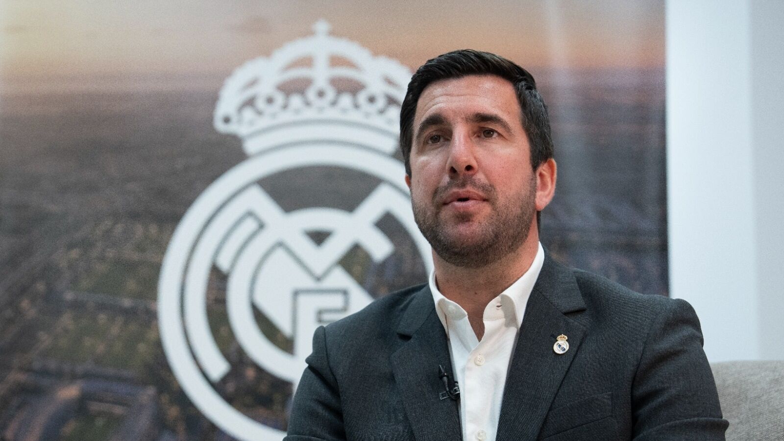 Los agujeros del mediocre plan económico con que Enrique Riquelme reta a Florentino
