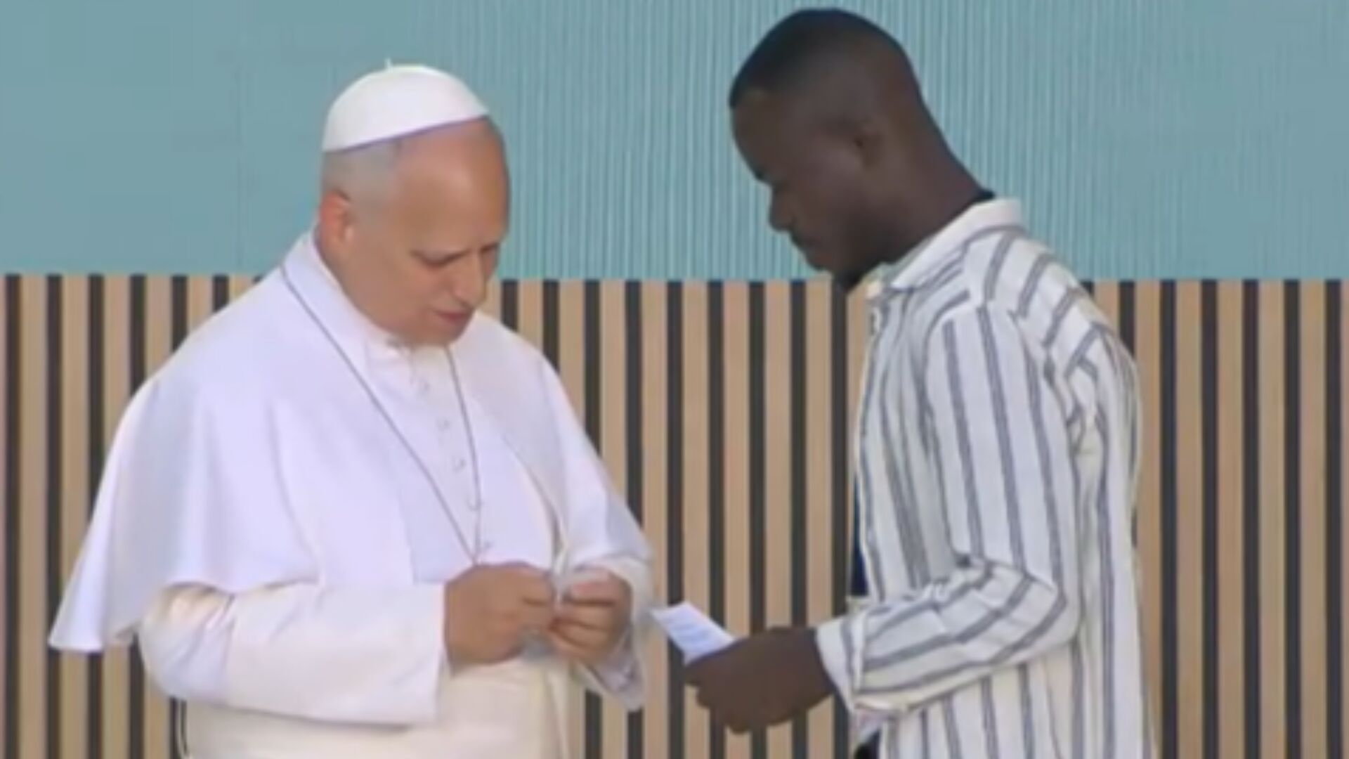 Un migrante senegalés entrega al Papa León XIV su tarjeta de residencia como regalo y símbolo de 