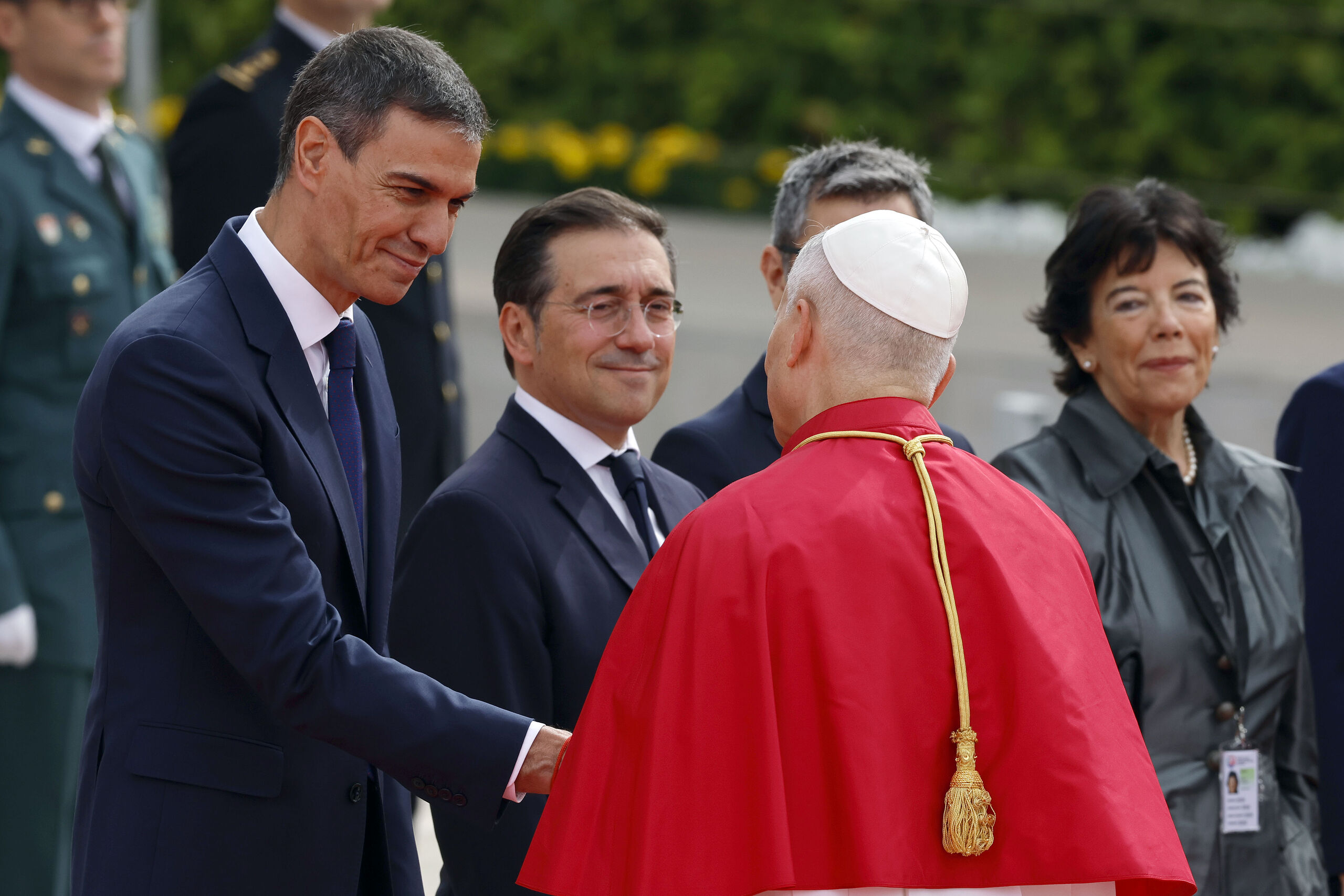 Sánchez humilla a Canarias y aparta por decreto a Clavijo an
