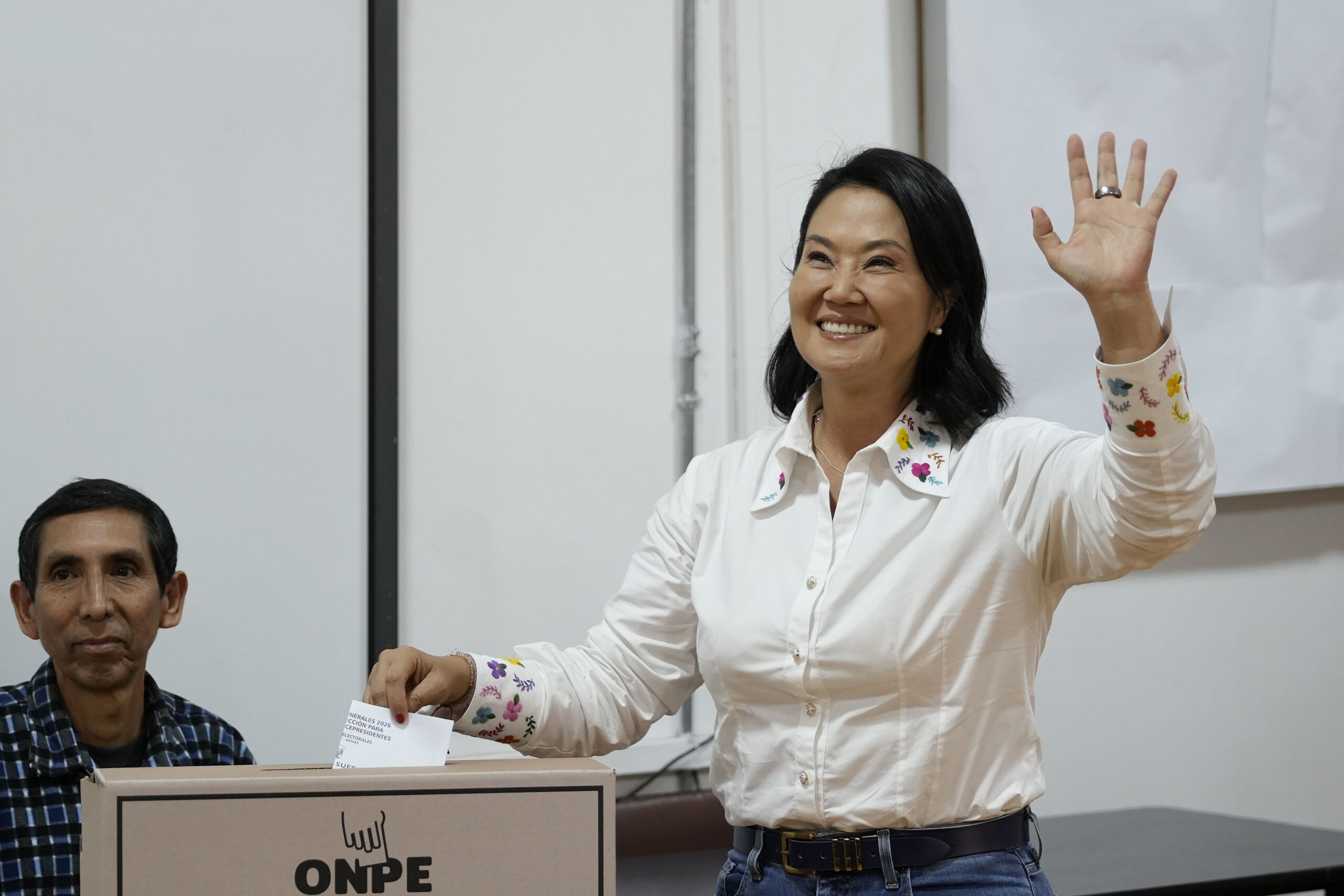 Incertidumbre en Perú: la segunda vuelta decide entre Fujimo