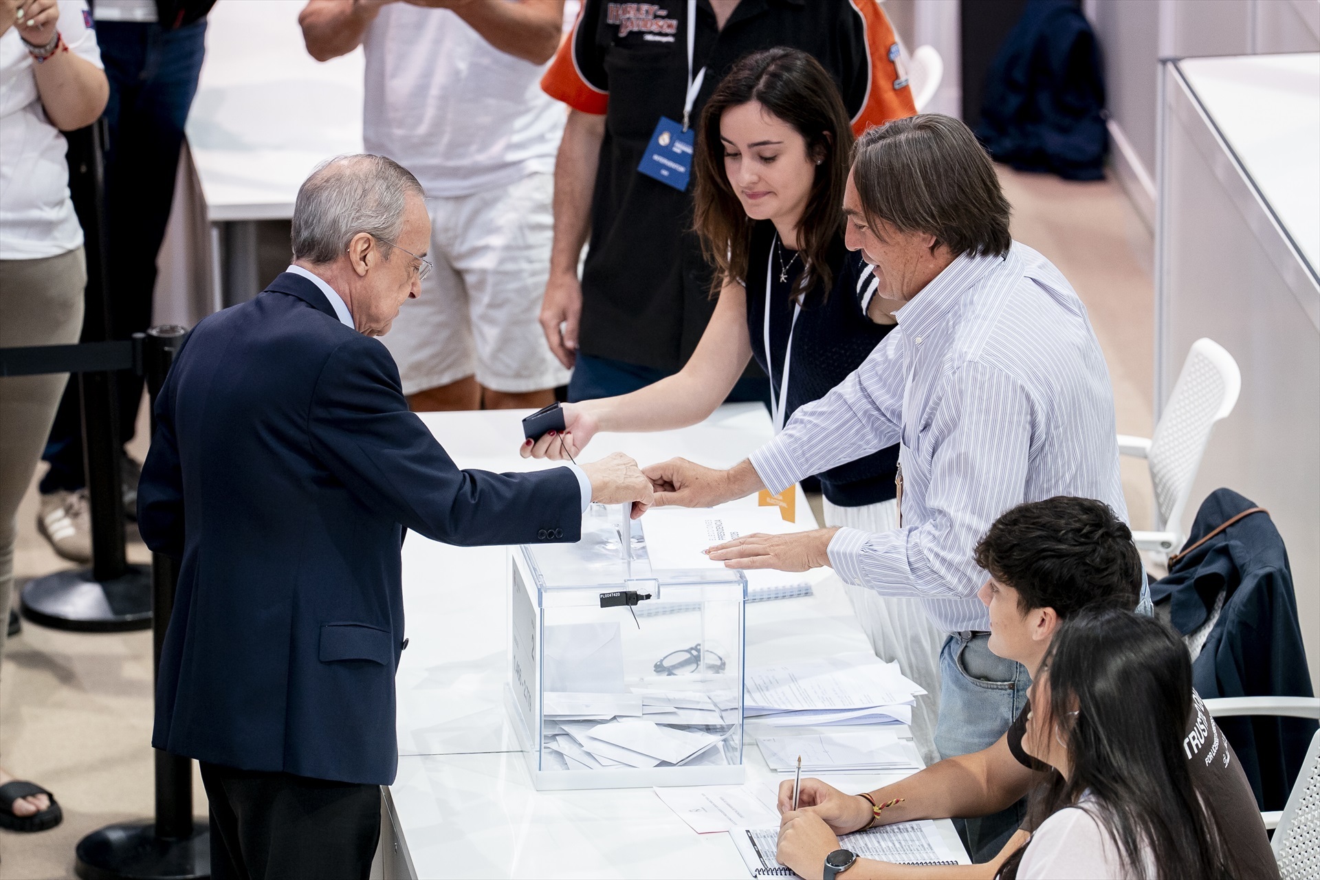 Florentino Pérez y Enrique Riquelme votan en unas elecciones
