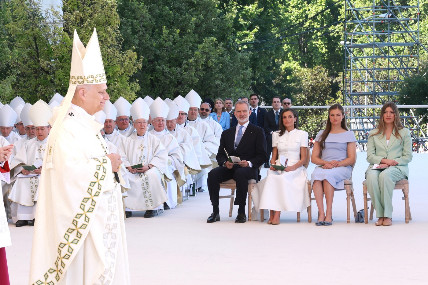 Los Reyes y sus hijas arropan a León XVI en la misa del Corp