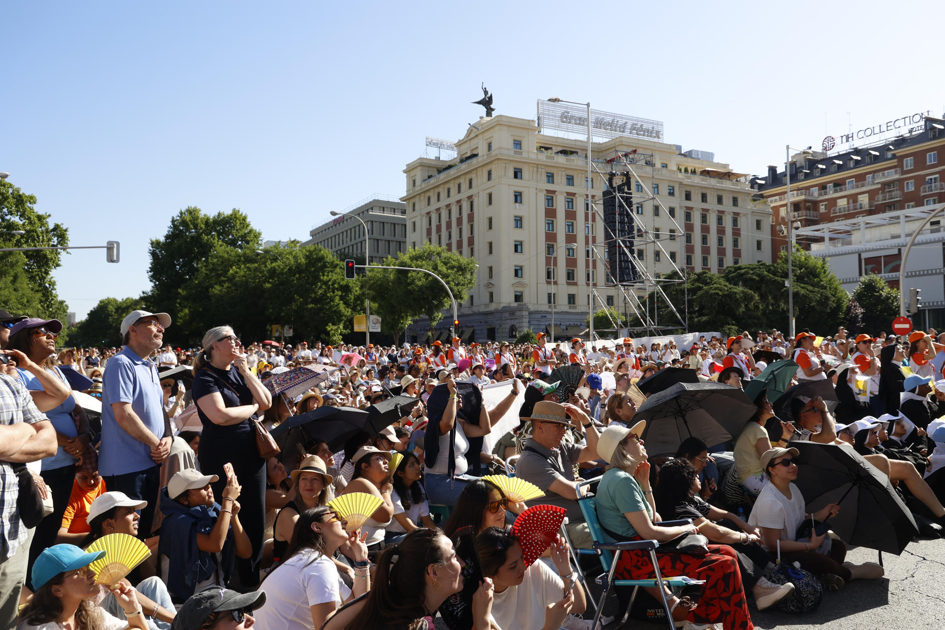 Cibeles acoge la multitudinaria misa del Corpus Christi: las