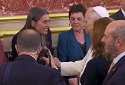 Miriam Nogueras en su breve encuentro con León XIV en el Congreso.