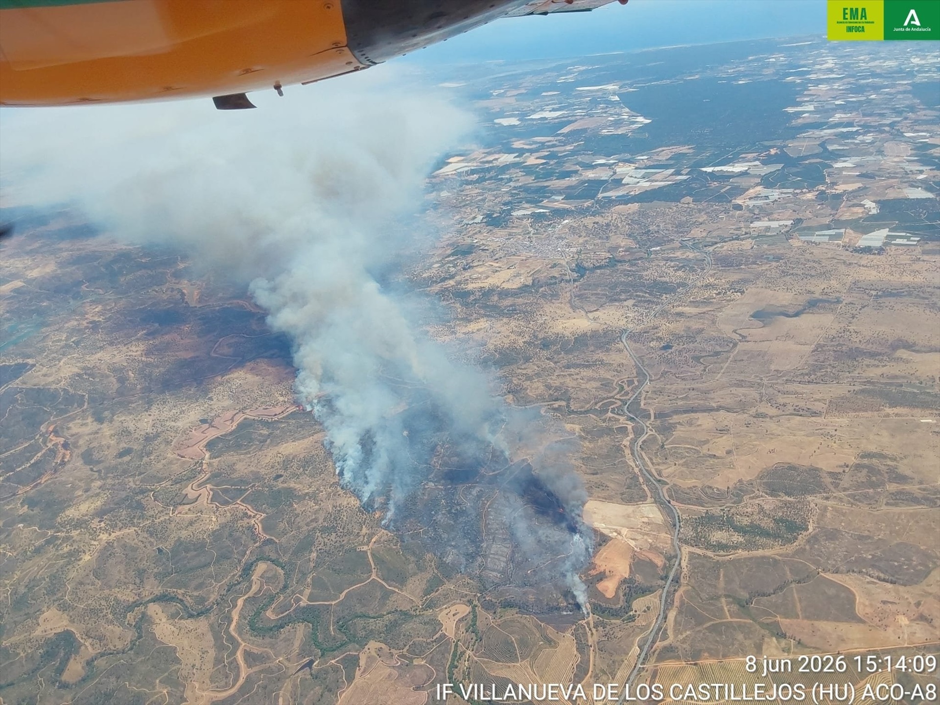 Más de cien bomberos y once aeronaves combaten un fuego en H