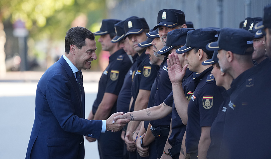 Moreno destaca la "labor esencial" de la Policía al recibir 