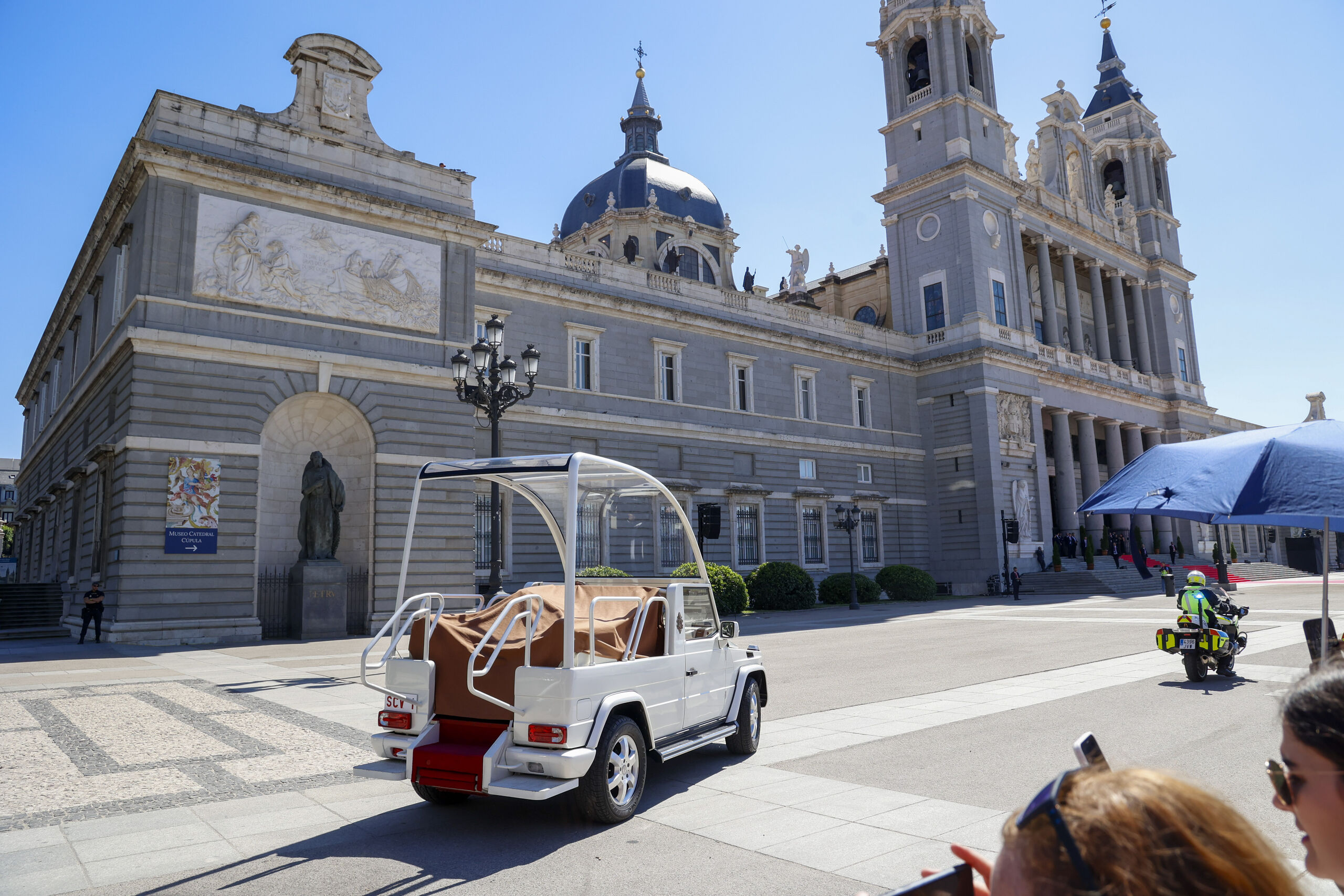 Así ha sido la visita de León XIV a la Almudena: "Para const