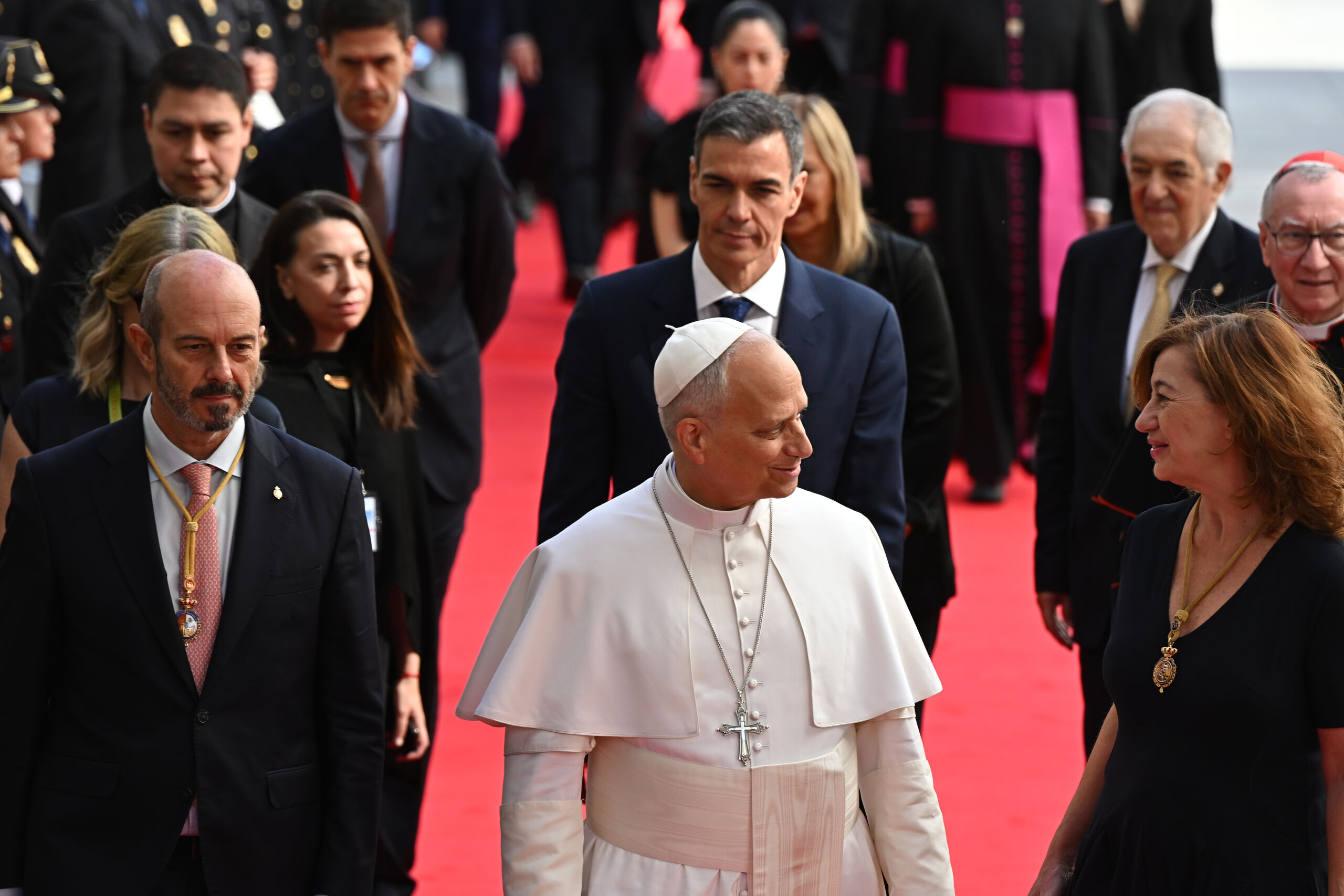 PP y Vox advierten a Sánchez: "El Papa no le salva