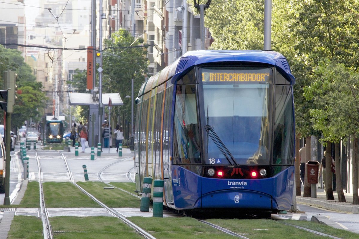 Un accidente entre un camión y un tranvía corta la Línea 1 e