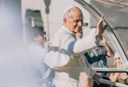 El Papa León XIV a su paso por el Congreso de los Diputados en el papamóvil, a 8 de junio de 2026, en Madrid (España). El Papa León XIV ha pasado con el papamóvil por la Puerta del Sol camino del Estado Santiago Bernabéu.