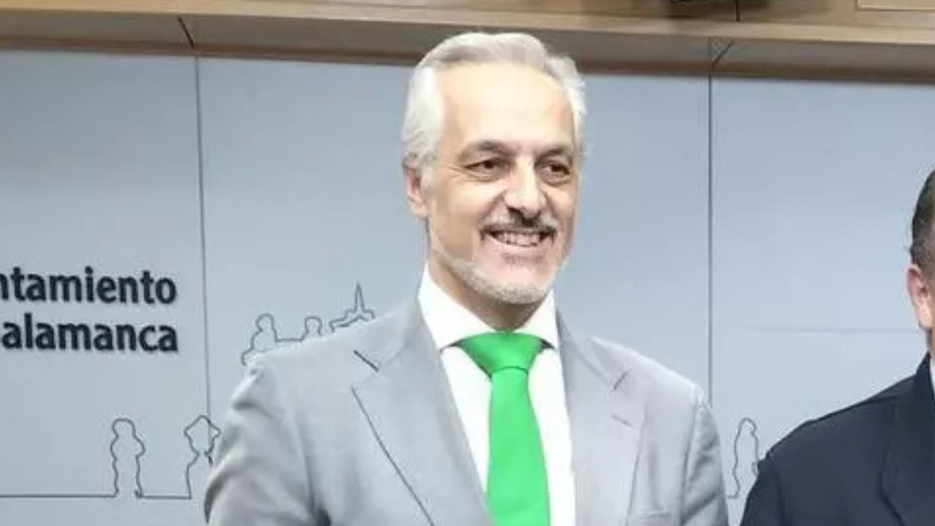 Apartado de la docencia un concejal y exmilitante de Vox en 