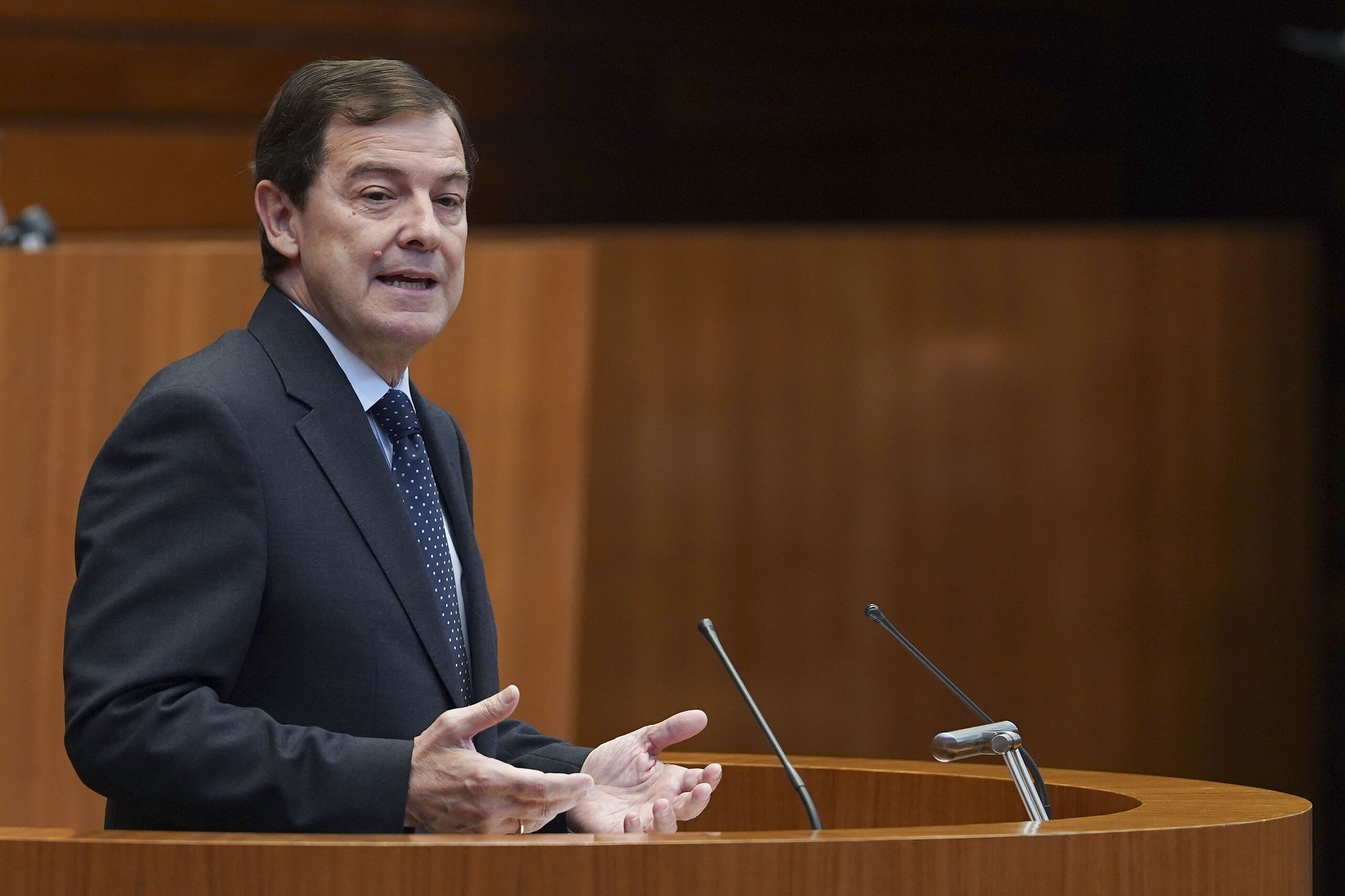 Mañueco defiende en las Cortes su modelo de bajadas fiscales