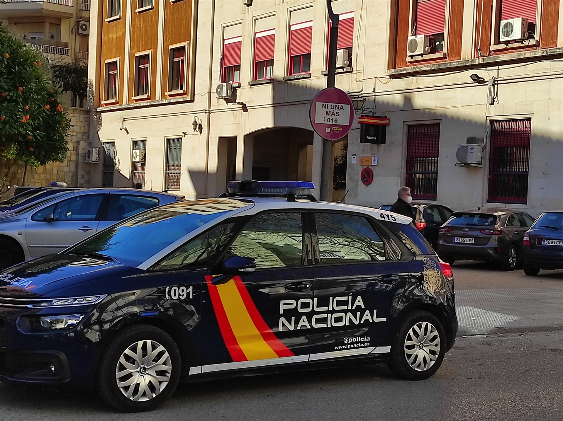 Detenido un hombre por fotografiar a alumnas bajo las mesas 