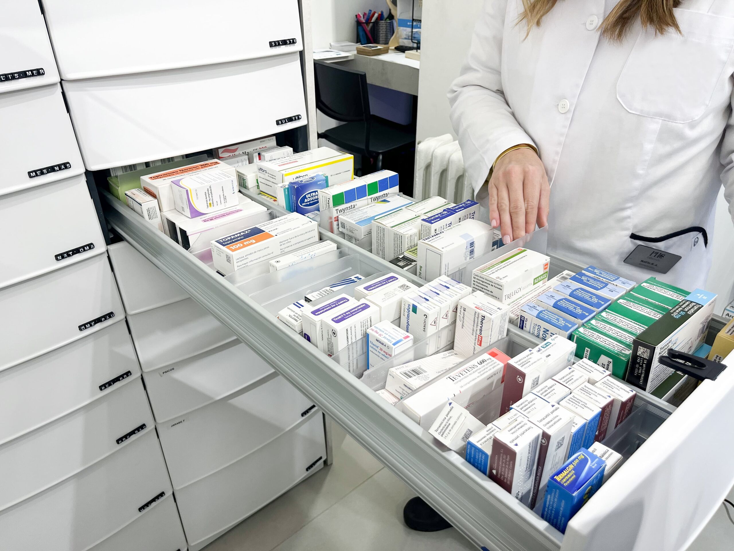 Adiós al cúter y el cupón en las farmacias: así cambia la di