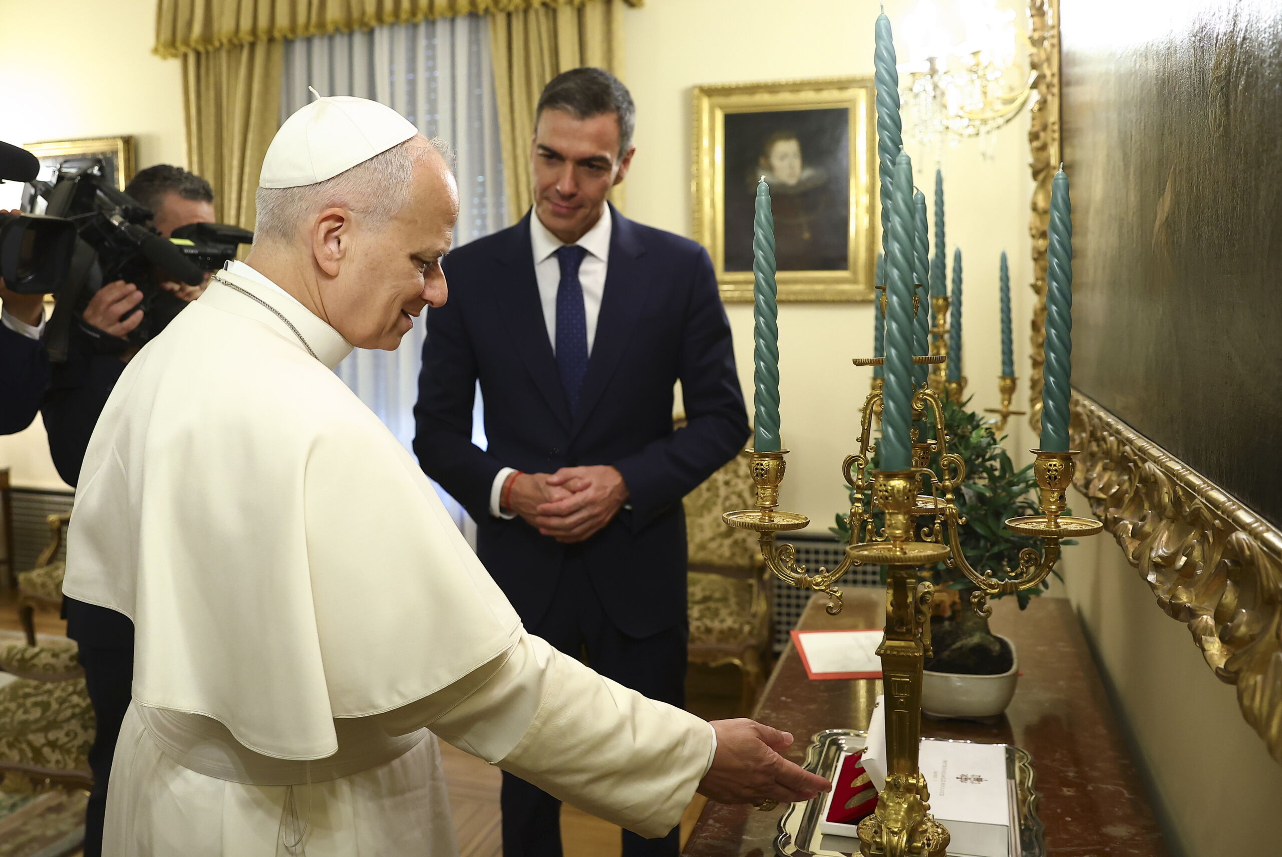 Alivio en el Gobierno con la visita del Papa en plena tormen