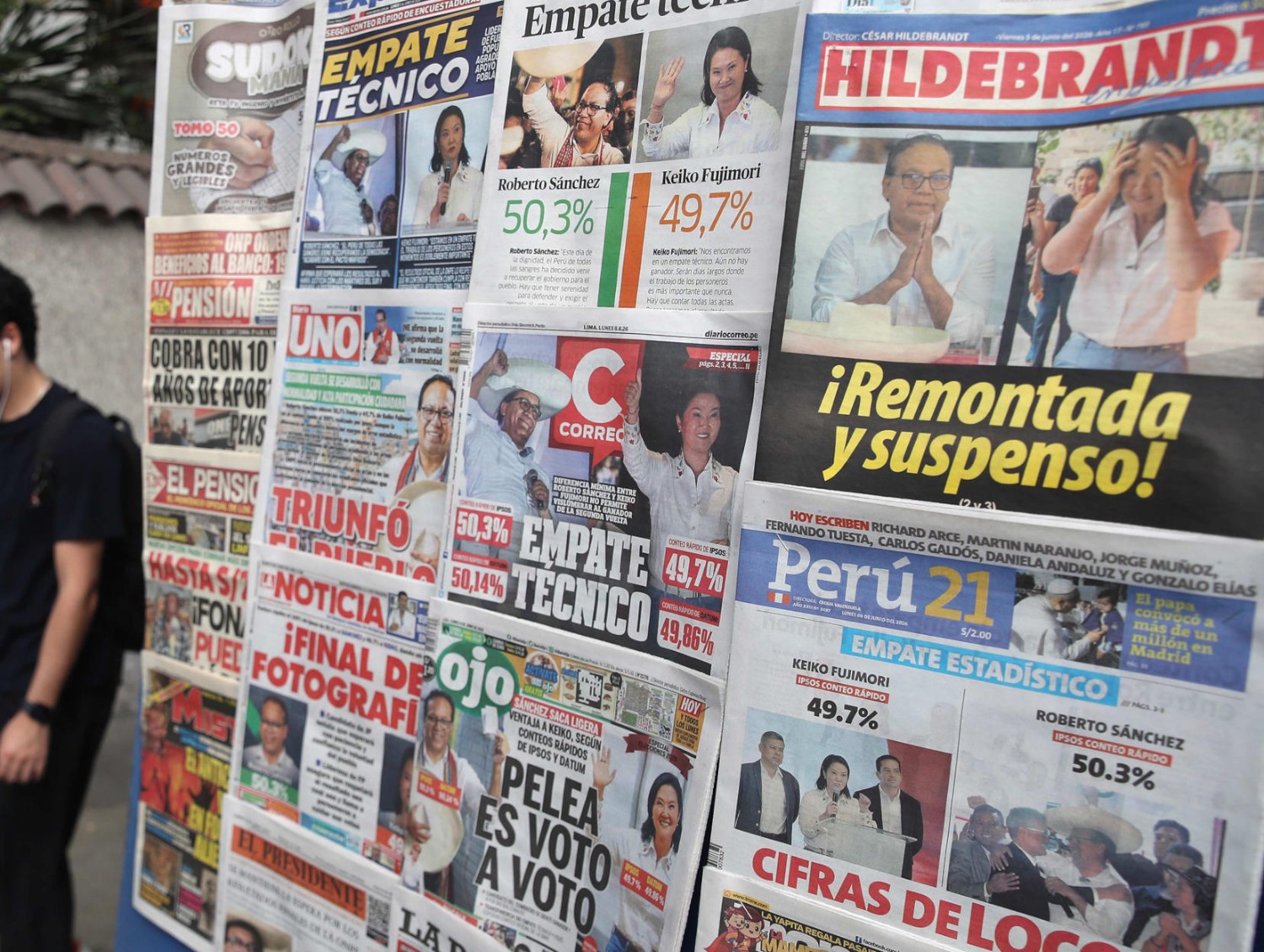 El radical Sánchez mantiene su ventaja en Perú sobre una Kei