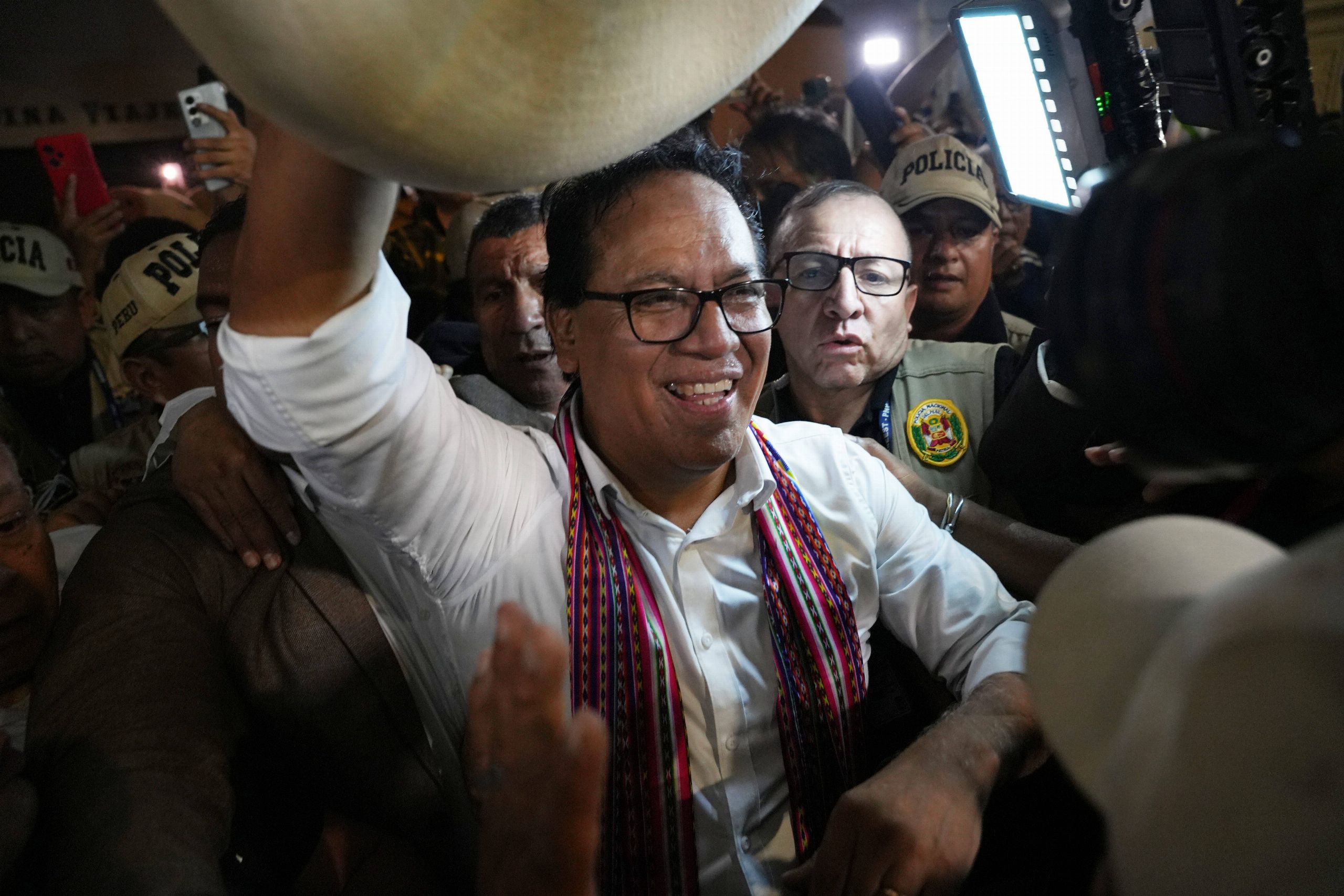 El sol peruano se hunde tras adelantarse el comunista Robert