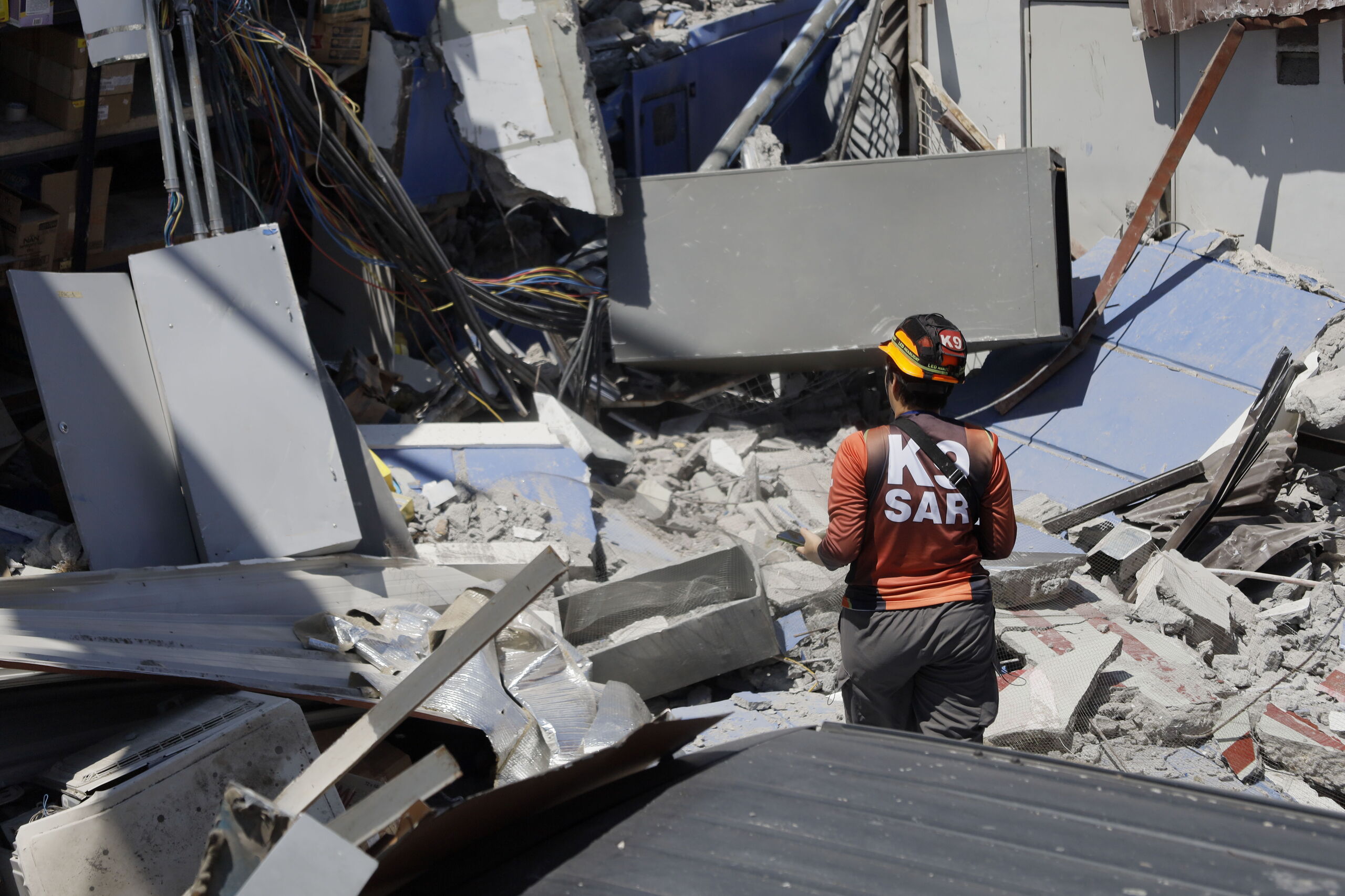 Asciende a 37 la cifra de muertos por el terremoto de magnit