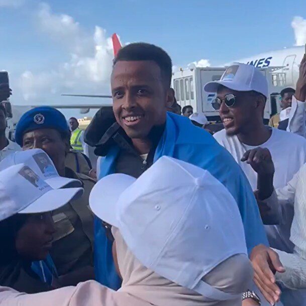 El árbitro vetado por Estados Unidos es recibido como un héroe a su regreso a Somalia